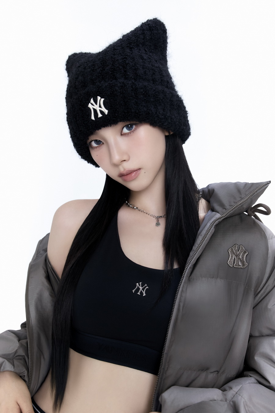 MLB เปิดตัวแคมเปญรับลมหนาวกับ KARINA นำเสนอ MLB Curve Down Jacket แจ็กเก็ตขนเป็ดทรงโค้งสไตล์ Hip-feminine