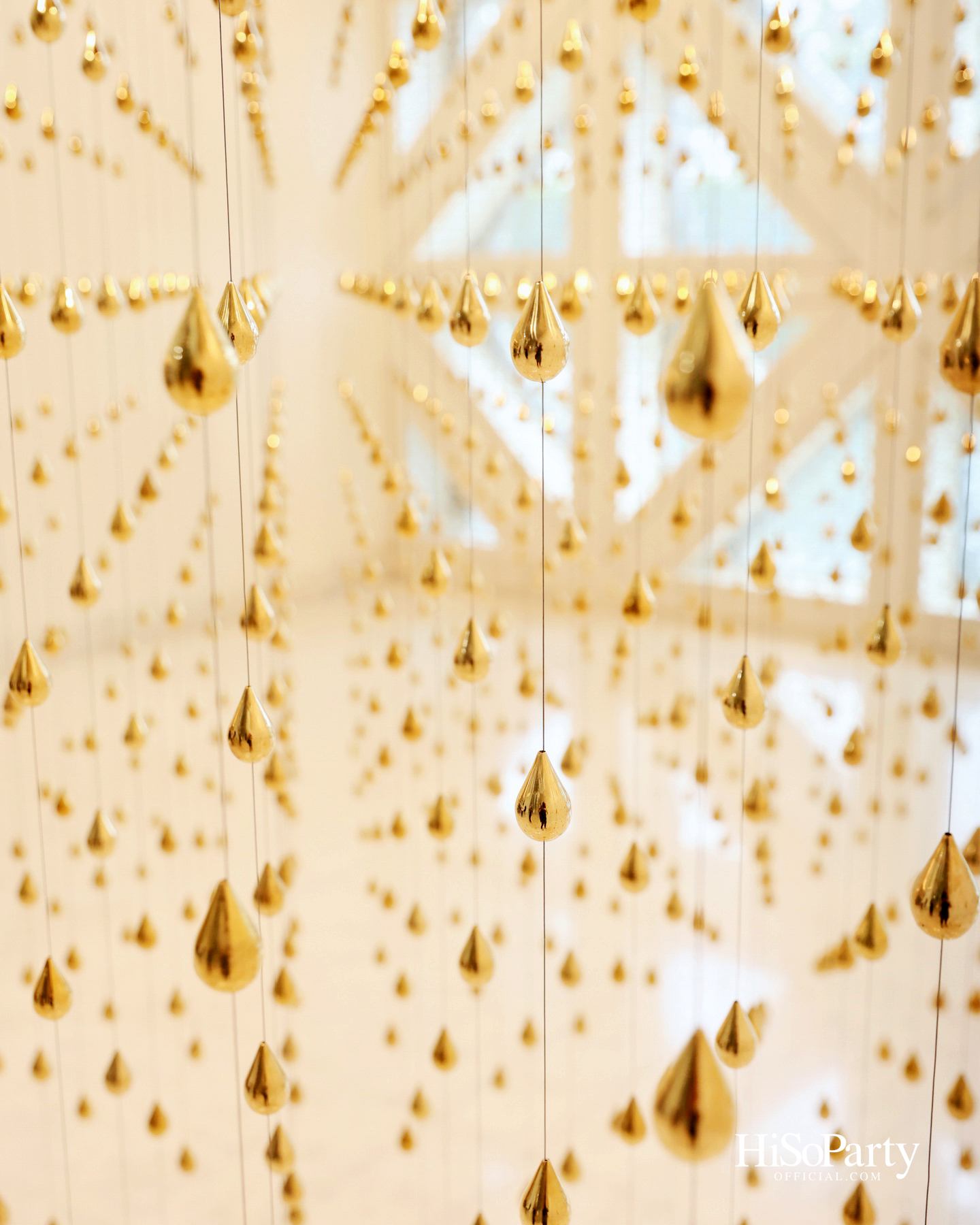 หยดทองแห่งกาลเวลา ‘Golden Teardrop (2025)’ โดย อริญชย์ รุ่งแจ้ง ณ MOCA BANGKOK