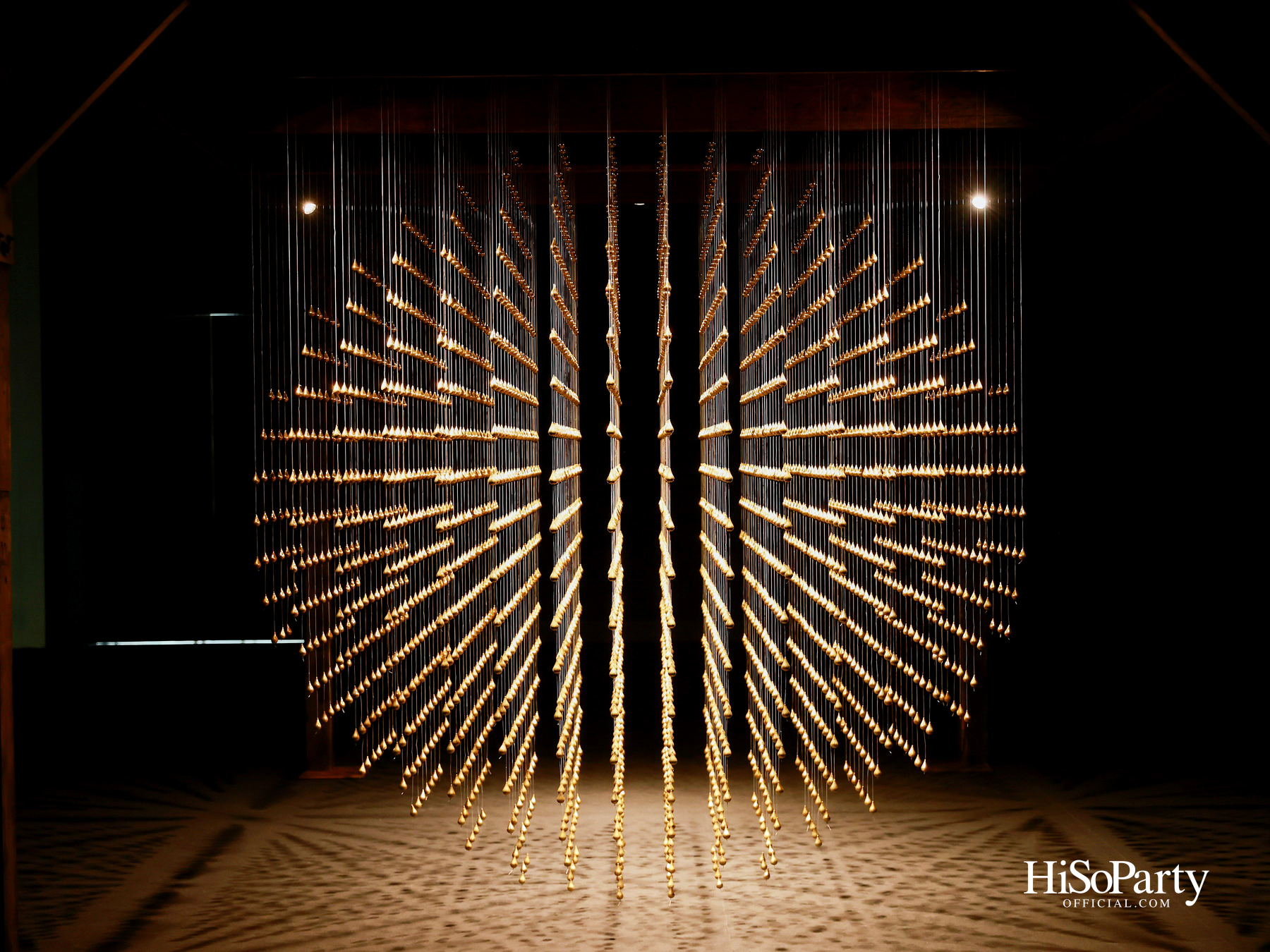 หยดทองแห่งกาลเวลา ‘Golden Teardrop (2025)’ โดย อริญชย์ รุ่งแจ้ง ณ MOCA BANGKOK