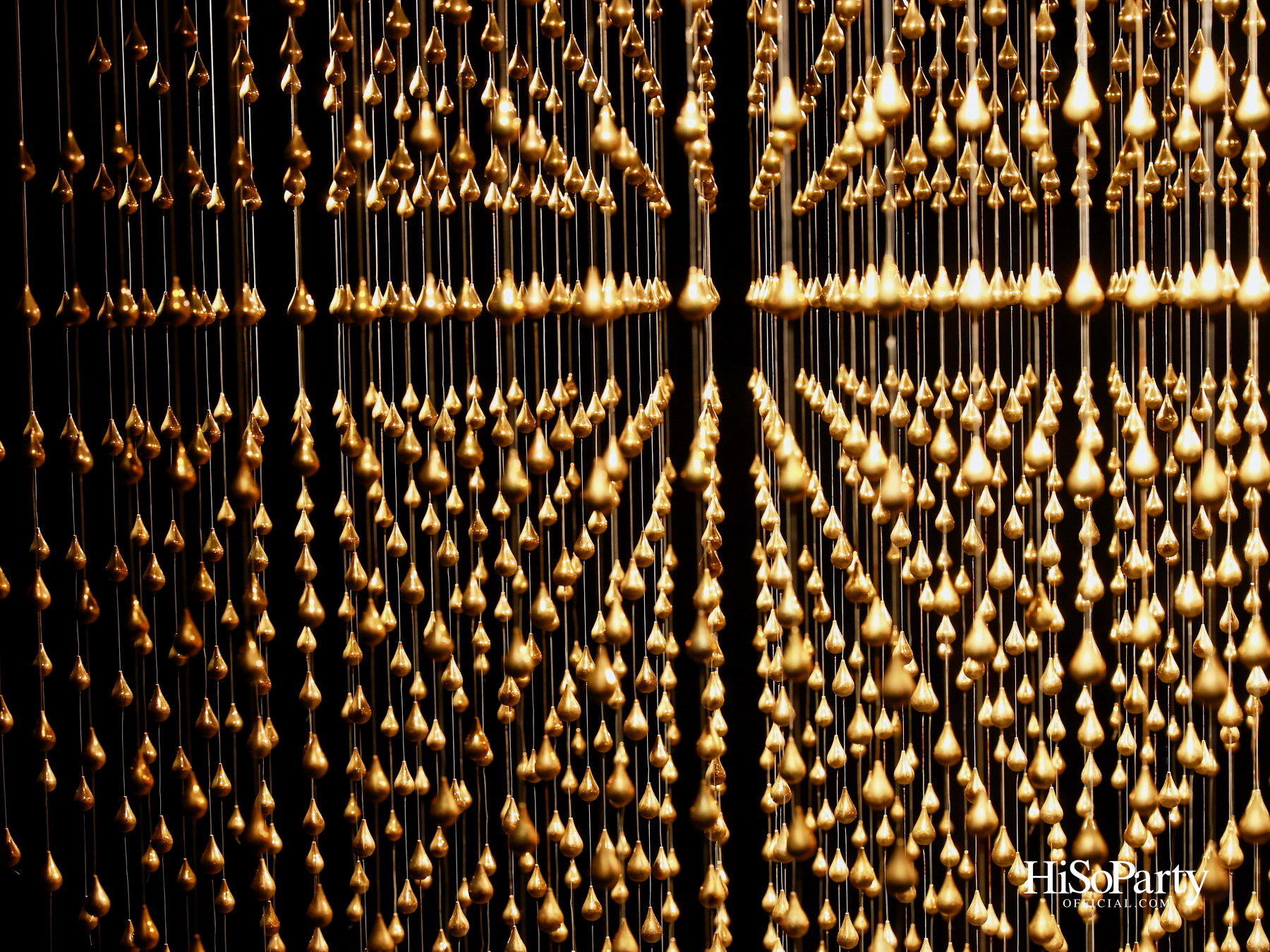 หยดทองแห่งกาลเวลา ‘Golden Teardrop (2025)’ โดย อริญชย์ รุ่งแจ้ง ณ MOCA BANGKOK