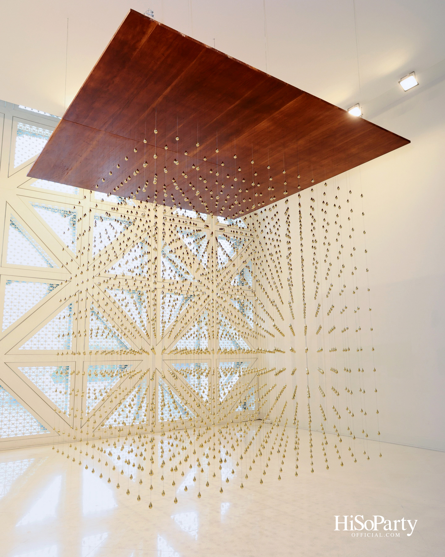 หยดทองแห่งกาลเวลา ‘Golden Teardrop (2025)’ โดย อริญชย์ รุ่งแจ้ง ณ MOCA BANGKOK