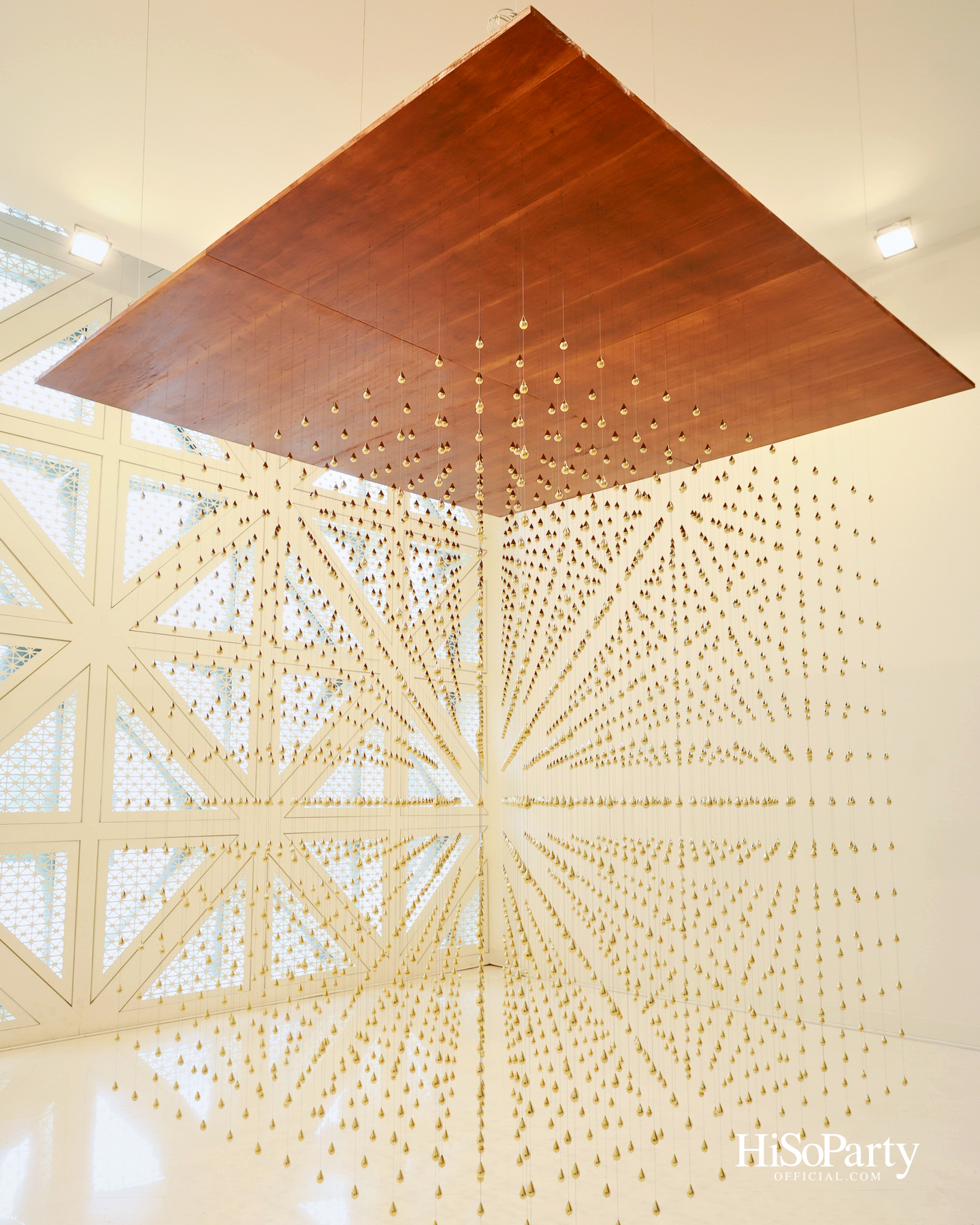 หยดทองแห่งกาลเวลา ‘Golden Teardrop (2025)’ โดย อริญชย์ รุ่งแจ้ง ณ MOCA BANGKOK