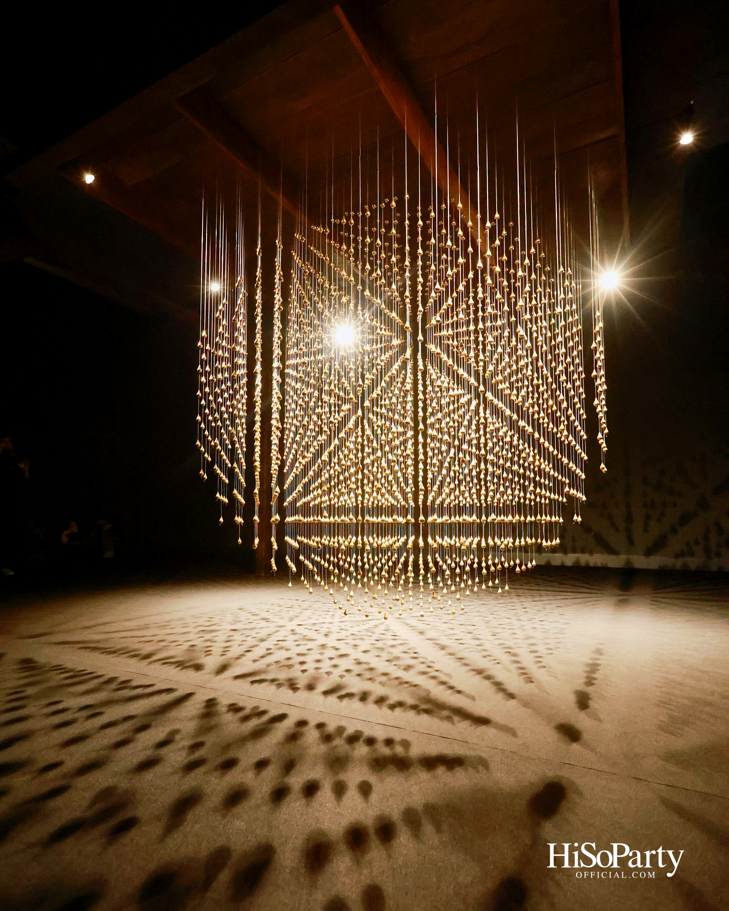 หยดทองแห่งกาลเวลา ‘Golden Teardrop (2025)’ โดย อริญชย์ รุ่งแจ้ง ณ MOCA BANGKOK