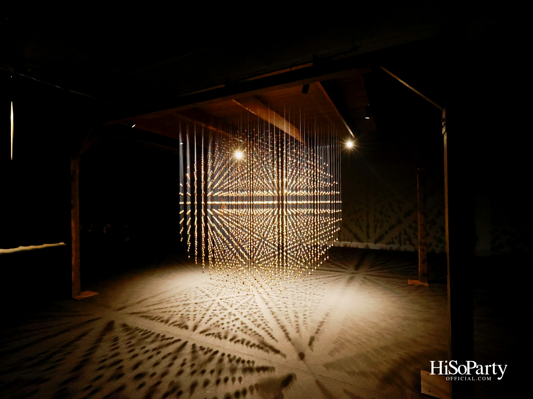 หยดทองแห่งกาลเวลา ‘Golden Teardrop (2025)’ โดย อริญชย์ รุ่งแจ้ง ณ MOCA BANGKOK