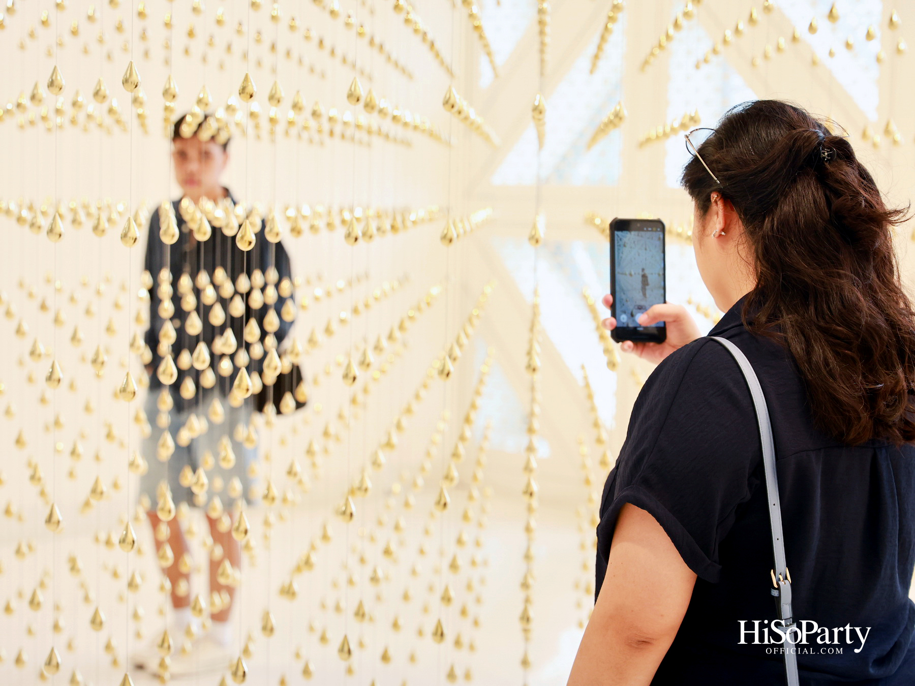 หยดทองแห่งกาลเวลา ‘Golden Teardrop (2025)’ โดย อริญชย์ รุ่งแจ้ง ณ MOCA BANGKOK