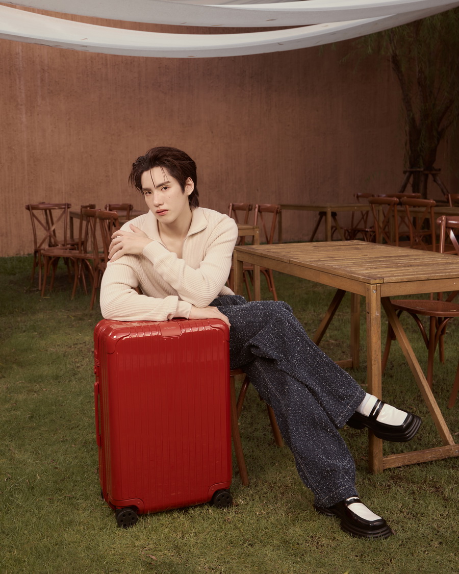 RIMOWA Essential เฉดสีใหม่ Clay และ Terracotta ถ่ายทอดช่วงเวลาแห่งการเดินทางผ่านสไตล์ของเหล่าคนดัง