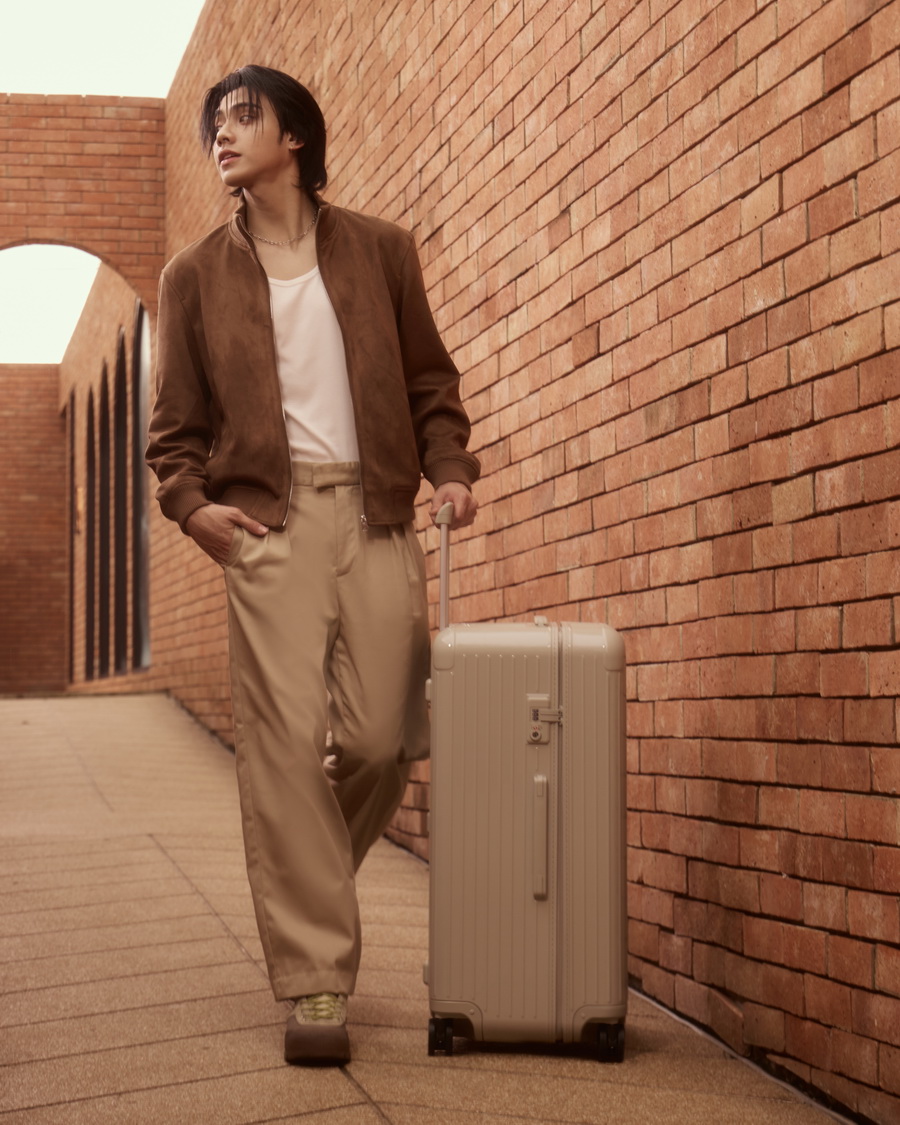 RIMOWA Essential เฉดสีใหม่ Clay และ Terracotta ถ่ายทอดช่วงเวลาแห่งการเดินทางผ่านสไตล์ของเหล่าคนดัง