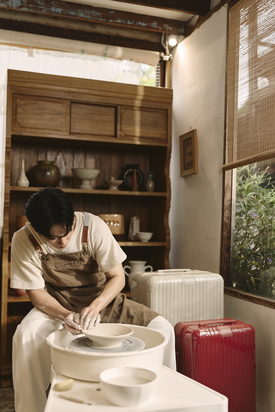 RIMOWA Essential เฉดสีใหม่ Clay และ Terracotta ถ่ายทอดช่วงเวลาแห่งการเดินทางผ่านสไตล์ของเหล่าคนดัง