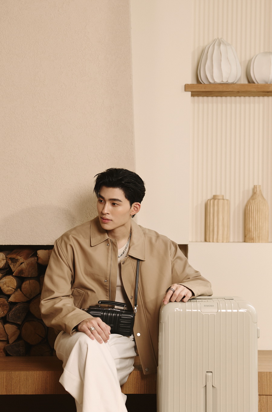 RIMOWA Essential เฉดสีใหม่ Clay และ Terracotta ถ่ายทอดช่วงเวลาแห่งการเดินทางผ่านสไตล์ของเหล่าคนดัง