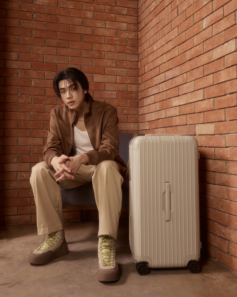 RIMOWA Essential เฉดสีใหม่ Clay และ Terracotta ถ่ายทอดช่วงเวลาแห่งการเดินทางผ่านสไตล์ของเหล่าคนดัง
