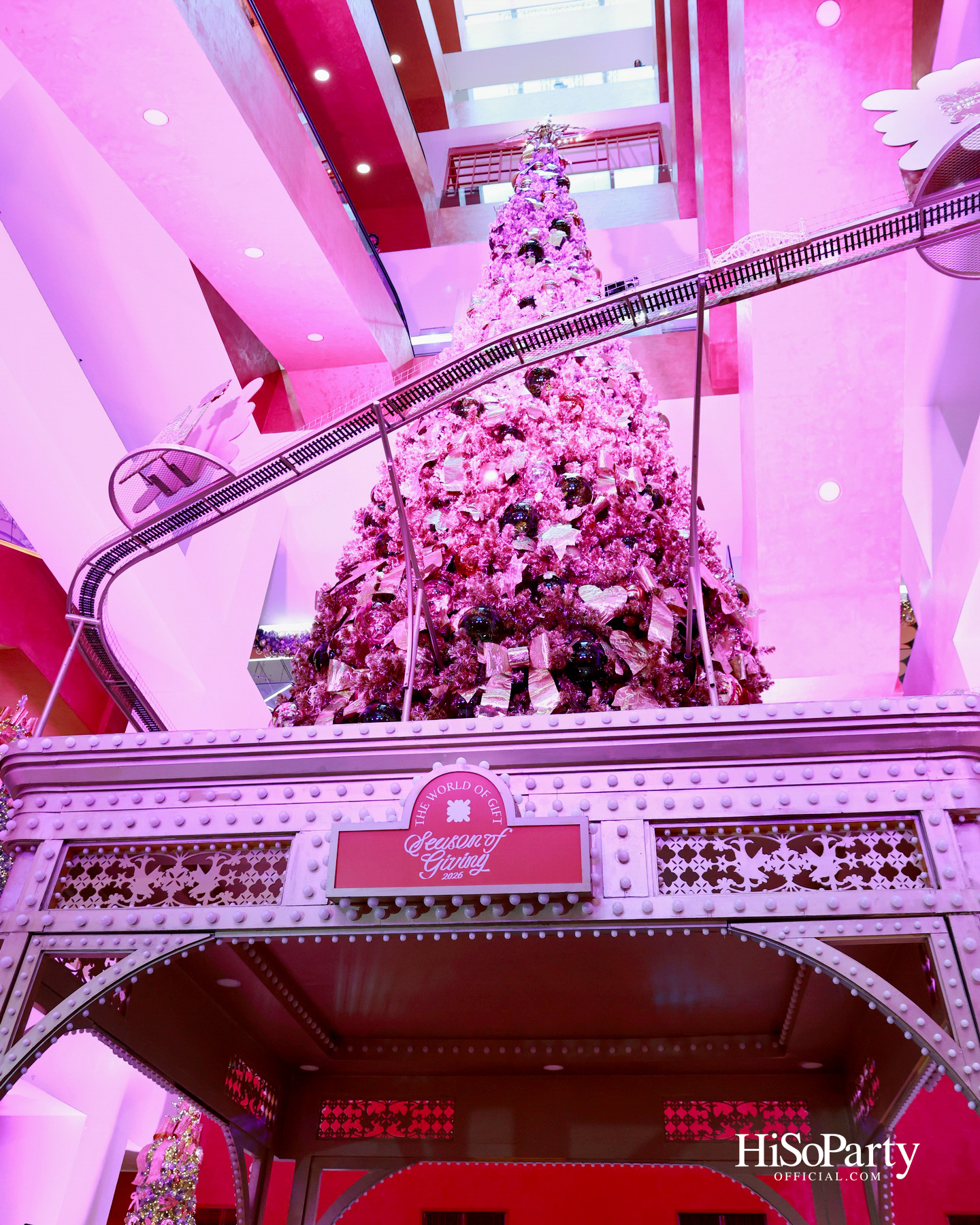 ห้างเซ็นทรัลจัดงาน ‘CHRISTMAS LIGHT UP WONDER’ เปิดไฟต้นคริสต์มาสสูงสามชั้น พร้อม ซีซี-นุนิว-แอลลี่ ร่วมงานที่เซ็นทรัลชิดลม