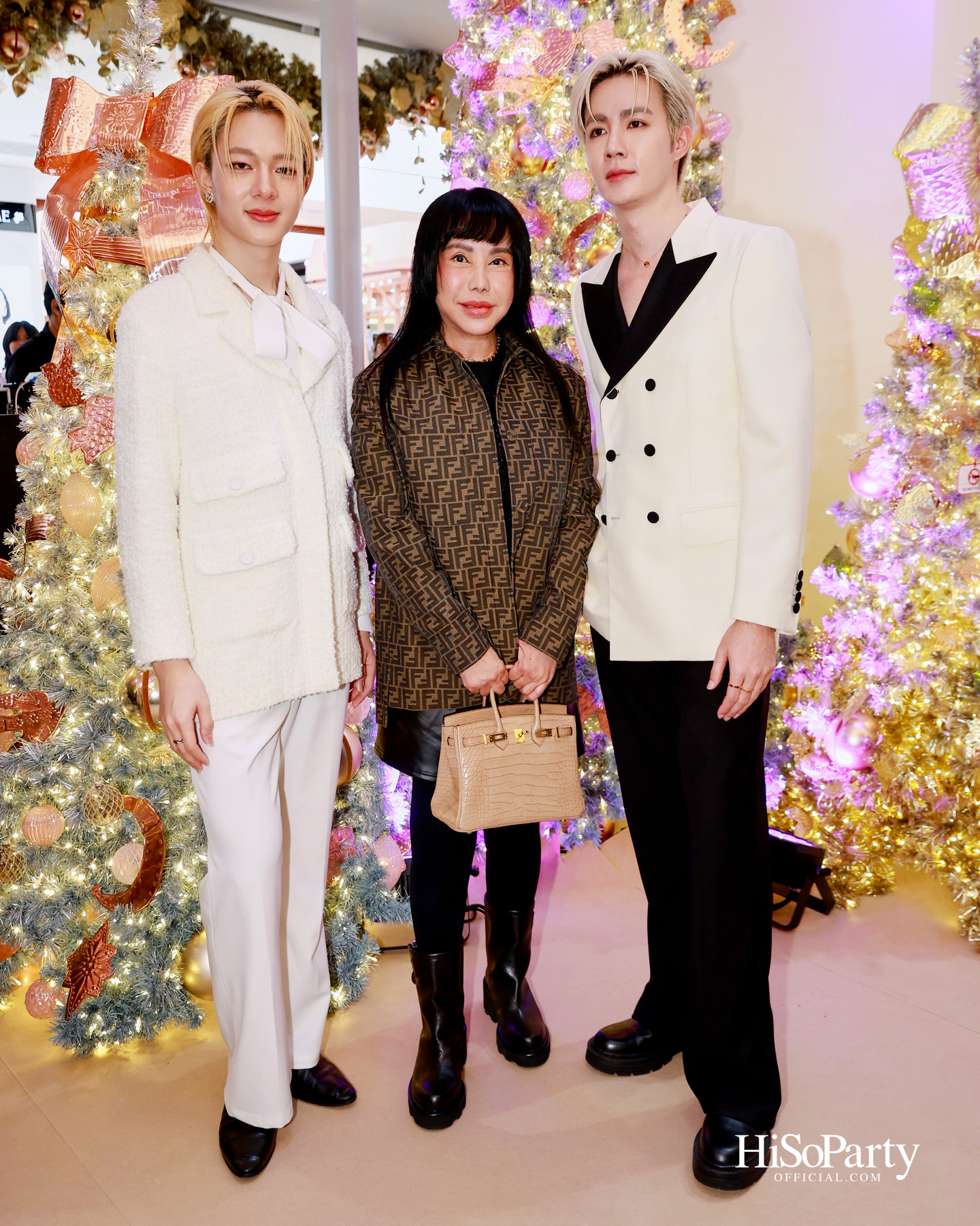 ห้างเซ็นทรัลจัดงาน ‘CHRISTMAS LIGHT UP WONDER’ เปิดไฟต้นคริสต์มาสสูงสามชั้น พร้อม ซีซี-นุนิว-แอลลี่ ร่วมงานที่เซ็นทรัลชิดลม