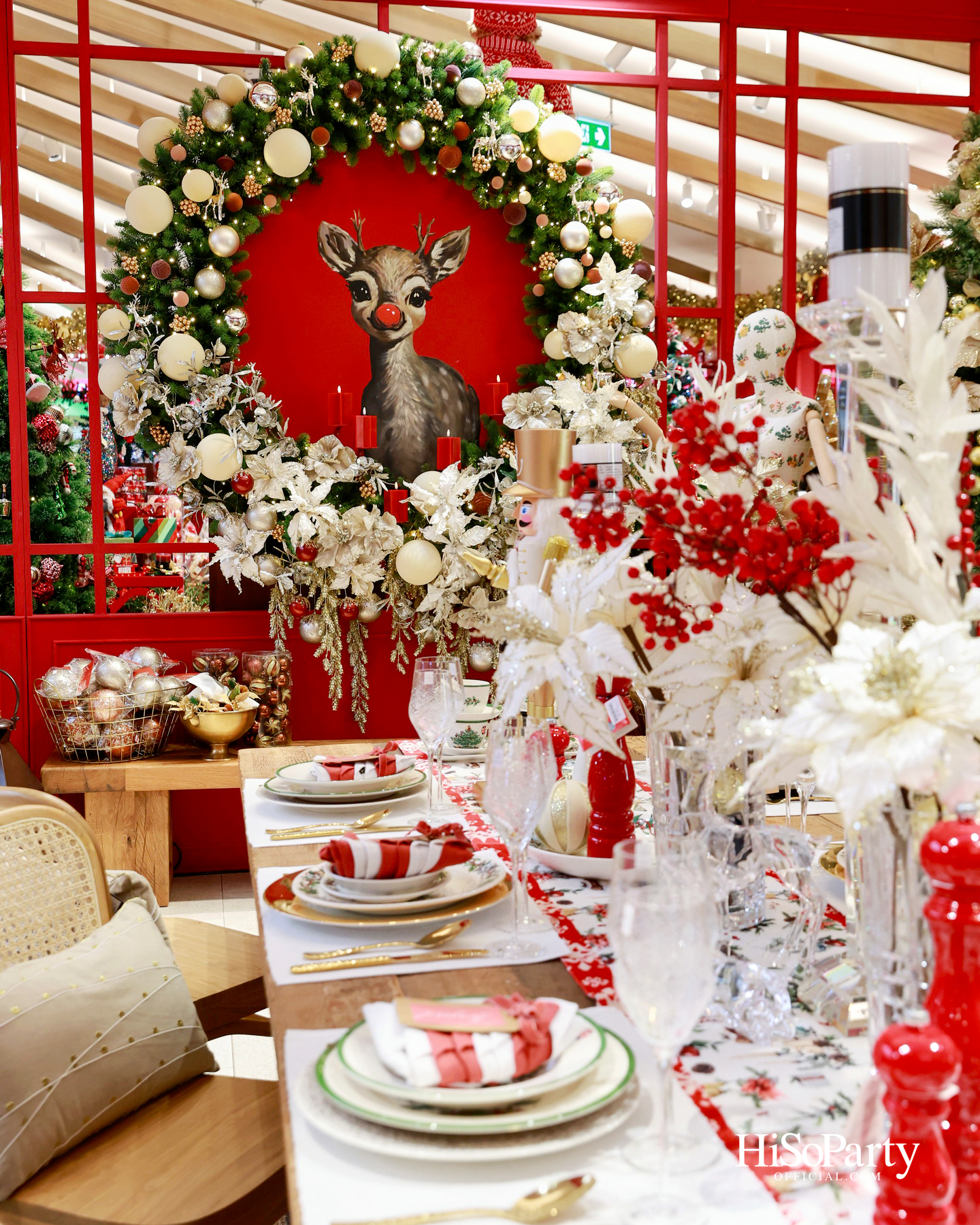 ห้างเซ็นทรัลจัดงาน ‘CHRISTMAS LIGHT UP WONDER’ เปิดไฟต้นคริสต์มาสสูงสามชั้น พร้อม ซีซี-นุนิว-แอลลี่ ร่วมงานที่เซ็นทรัลชิดลม