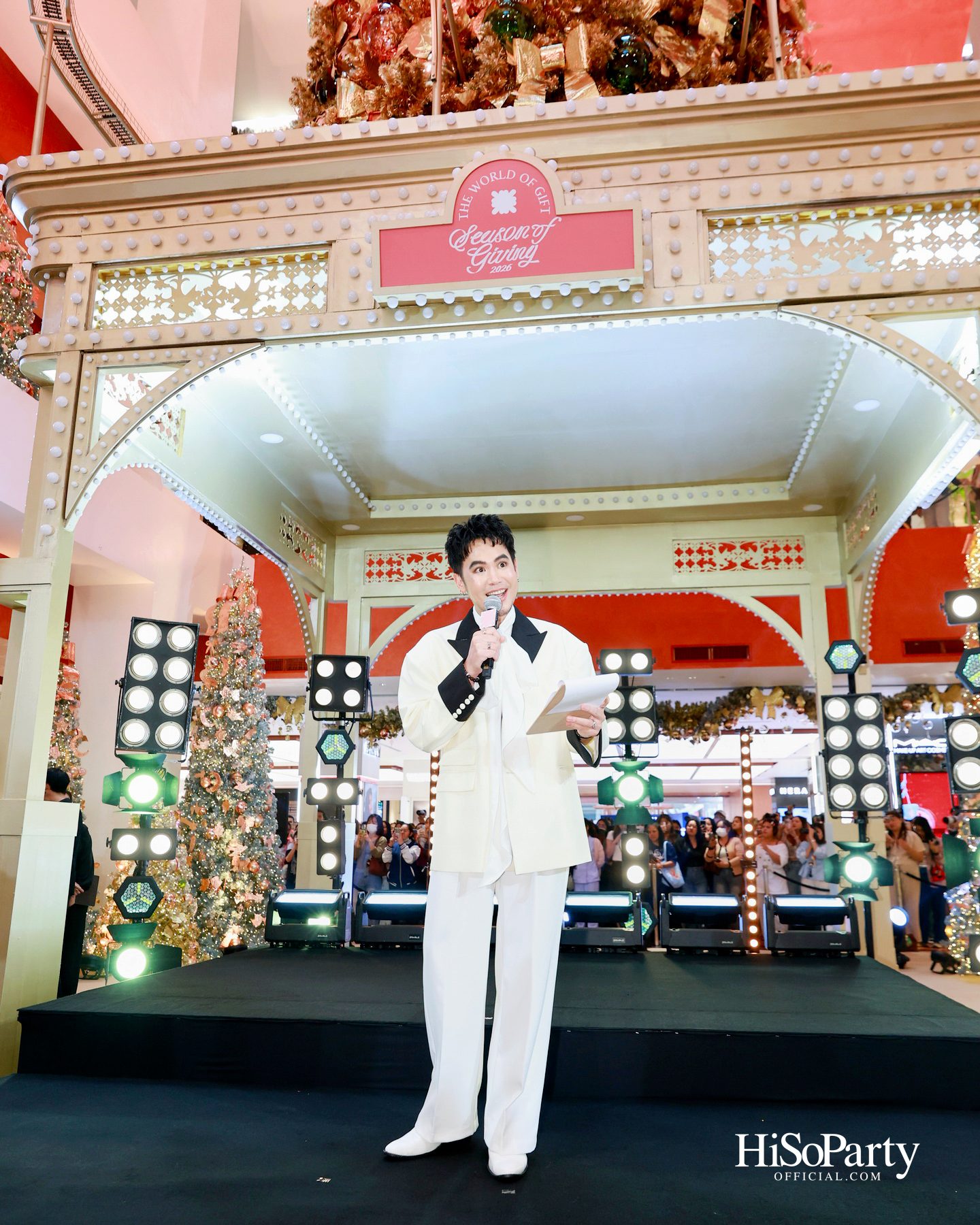 ห้างเซ็นทรัลจัดงาน ‘CHRISTMAS LIGHT UP WONDER’ เปิดไฟต้นคริสต์มาสสูงสามชั้น พร้อม ซีซี-นุนิว-แอลลี่ ร่วมงานที่เซ็นทรัลชิดลม