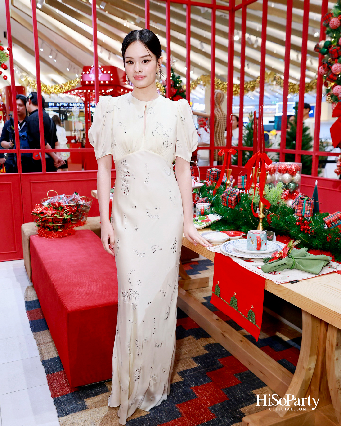 ห้างเซ็นทรัลจัดงาน ‘CHRISTMAS LIGHT UP WONDER’ เปิดไฟต้นคริสต์มาสสูงสามชั้น พร้อม ซีซี-นุนิว-แอลลี่ ร่วมงานที่เซ็นทรัลชิดลม