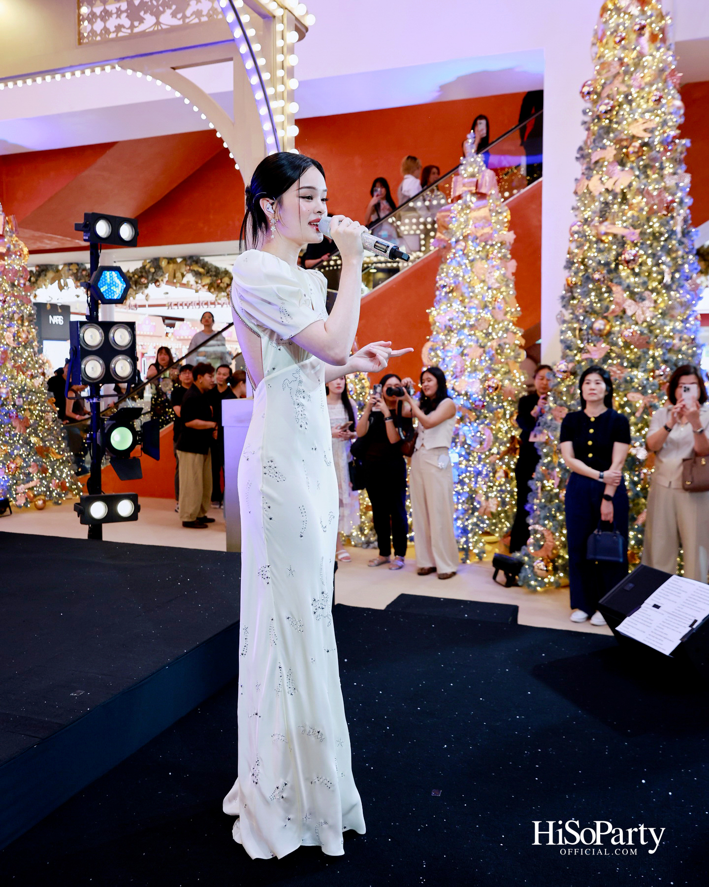 ห้างเซ็นทรัลจัดงาน ‘CHRISTMAS LIGHT UP WONDER’ เปิดไฟต้นคริสต์มาสสูงสามชั้น พร้อม ซีซี-นุนิว-แอลลี่ ร่วมงานที่เซ็นทรัลชิดลม