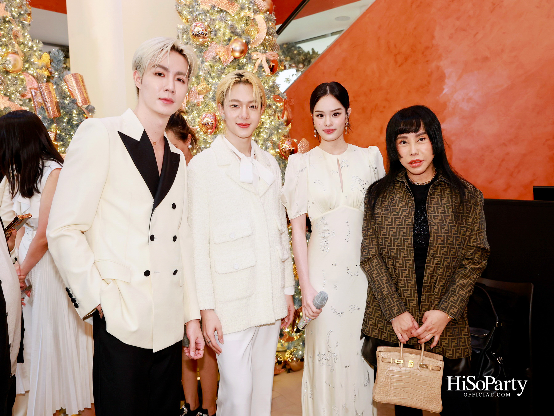 ห้างเซ็นทรัลจัดงาน ‘CHRISTMAS LIGHT UP WONDER’ เปิดไฟต้นคริสต์มาสสูงสามชั้น พร้อม ซีซี-นุนิว-แอลลี่ ร่วมงานที่เซ็นทรัลชิดลม