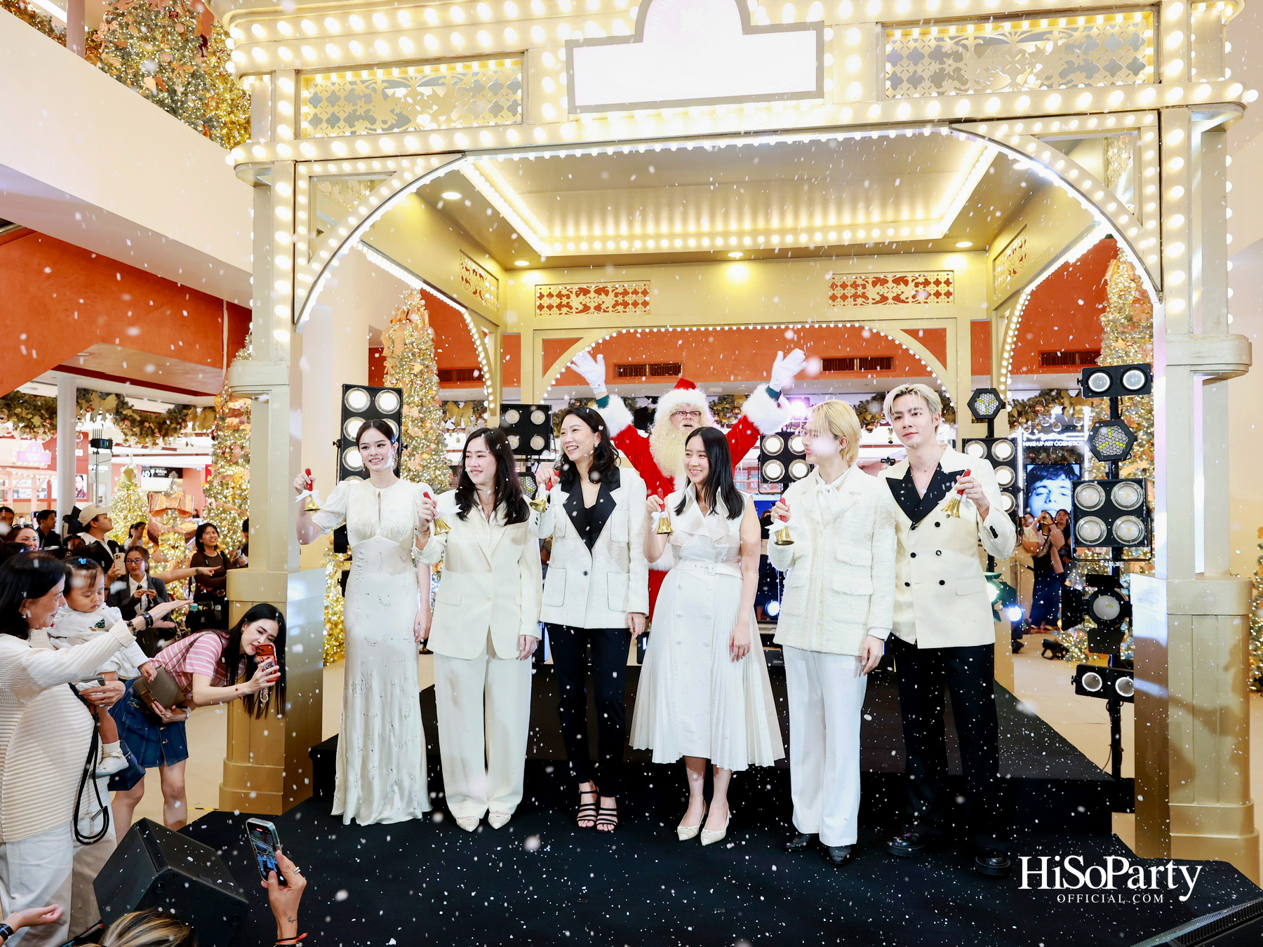 ห้างเซ็นทรัลจัดงาน ‘CHRISTMAS LIGHT UP WONDER’ เปิดไฟต้นคริสต์มาสสูงสามชั้น พร้อม ซีซี-นุนิว-แอลลี่ ร่วมงานที่เซ็นทรัลชิดลม