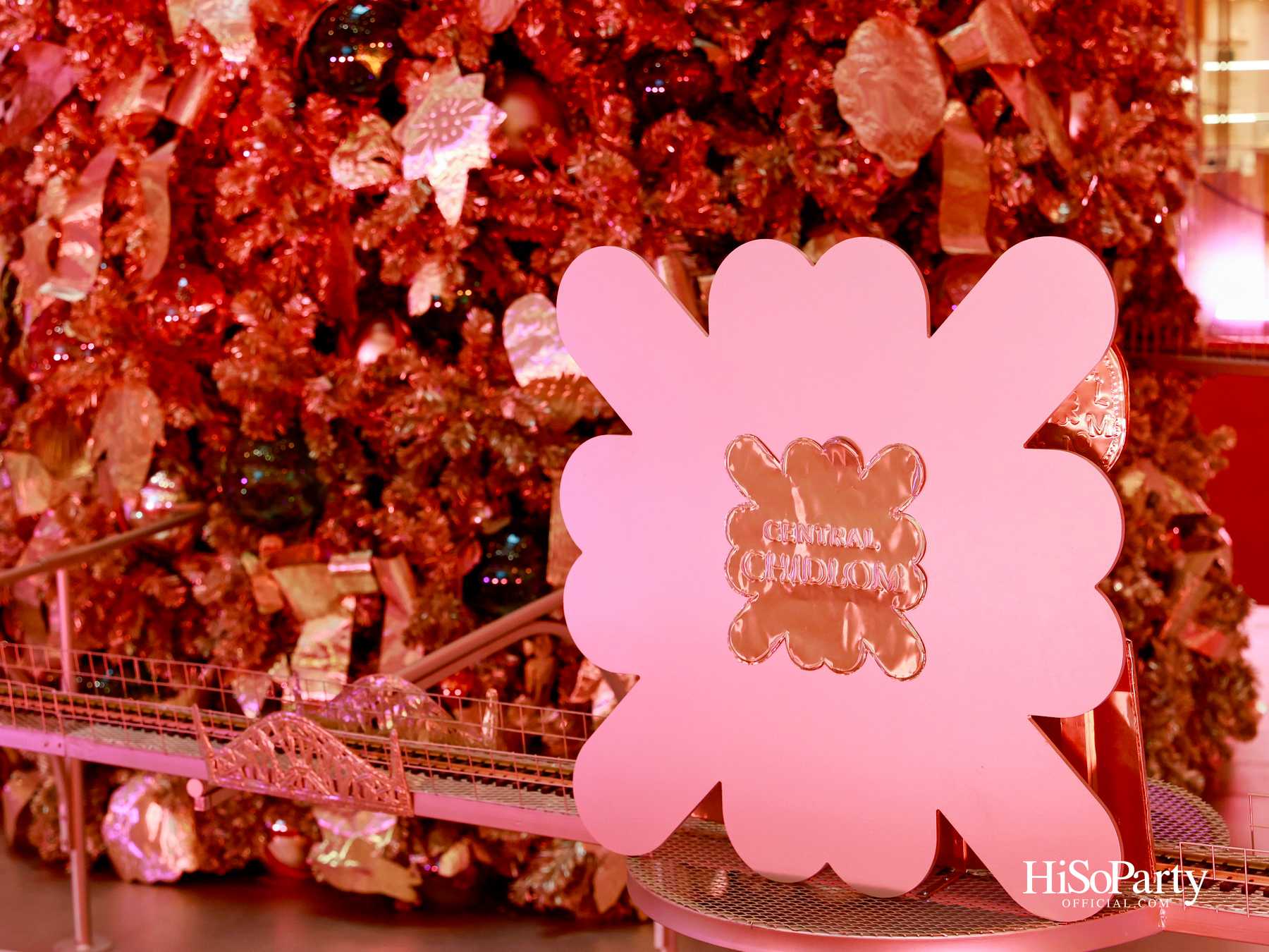 ห้างเซ็นทรัลจัดงาน ‘CHRISTMAS LIGHT UP WONDER’ เปิดไฟต้นคริสต์มาสสูงสามชั้น พร้อม ซีซี-นุนิว-แอลลี่ ร่วมงานที่เซ็นทรัลชิดลม