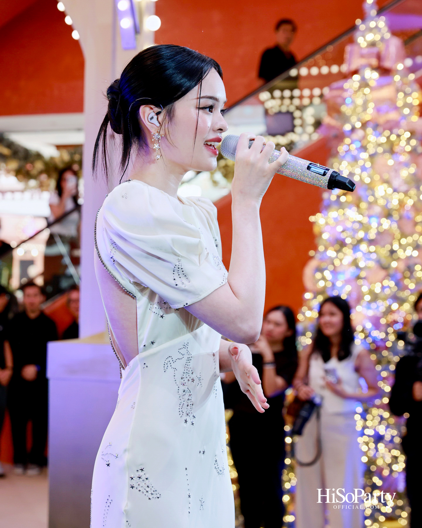 ห้างเซ็นทรัลจัดงาน ‘CHRISTMAS LIGHT UP WONDER’ เปิดไฟต้นคริสต์มาสสูงสามชั้น พร้อม ซีซี-นุนิว-แอลลี่ ร่วมงานที่เซ็นทรัลชิดลม
