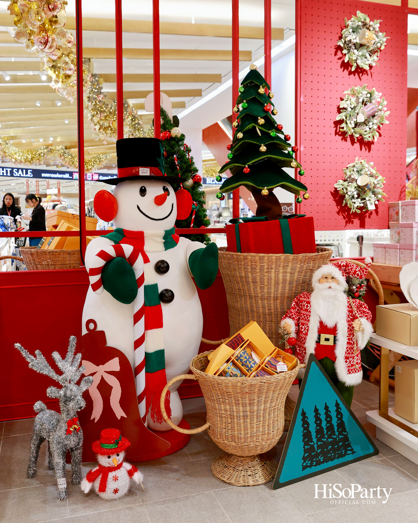 ห้างเซ็นทรัลจัดงาน ‘CHRISTMAS LIGHT UP WONDER’ เปิดไฟต้นคริสต์มาสสูงสามชั้น พร้อม ซีซี-นุนิว-แอลลี่ ร่วมงานที่เซ็นทรัลชิดลม