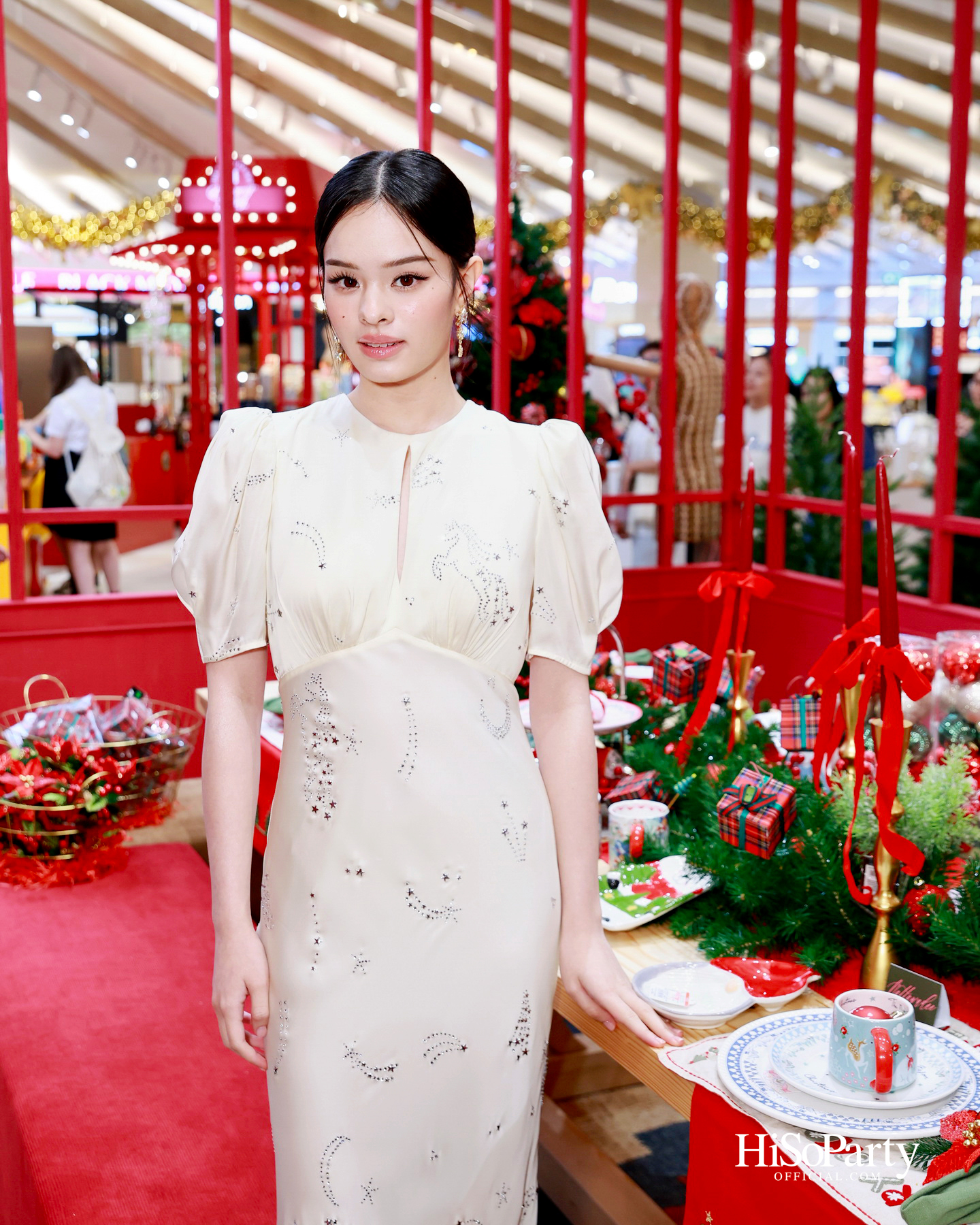 ห้างเซ็นทรัลจัดงาน ‘CHRISTMAS LIGHT UP WONDER’ เปิดไฟต้นคริสต์มาสสูงสามชั้น พร้อม ซีซี-นุนิว-แอลลี่ ร่วมงานที่เซ็นทรัลชิดลม