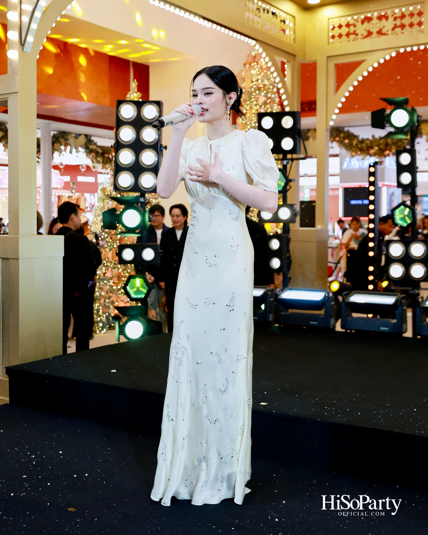 ห้างเซ็นทรัลจัดงาน ‘CHRISTMAS LIGHT UP WONDER’ เปิดไฟต้นคริสต์มาสสูงสามชั้น พร้อม ซีซี-นุนิว-แอลลี่ ร่วมงานที่เซ็นทรัลชิดลม