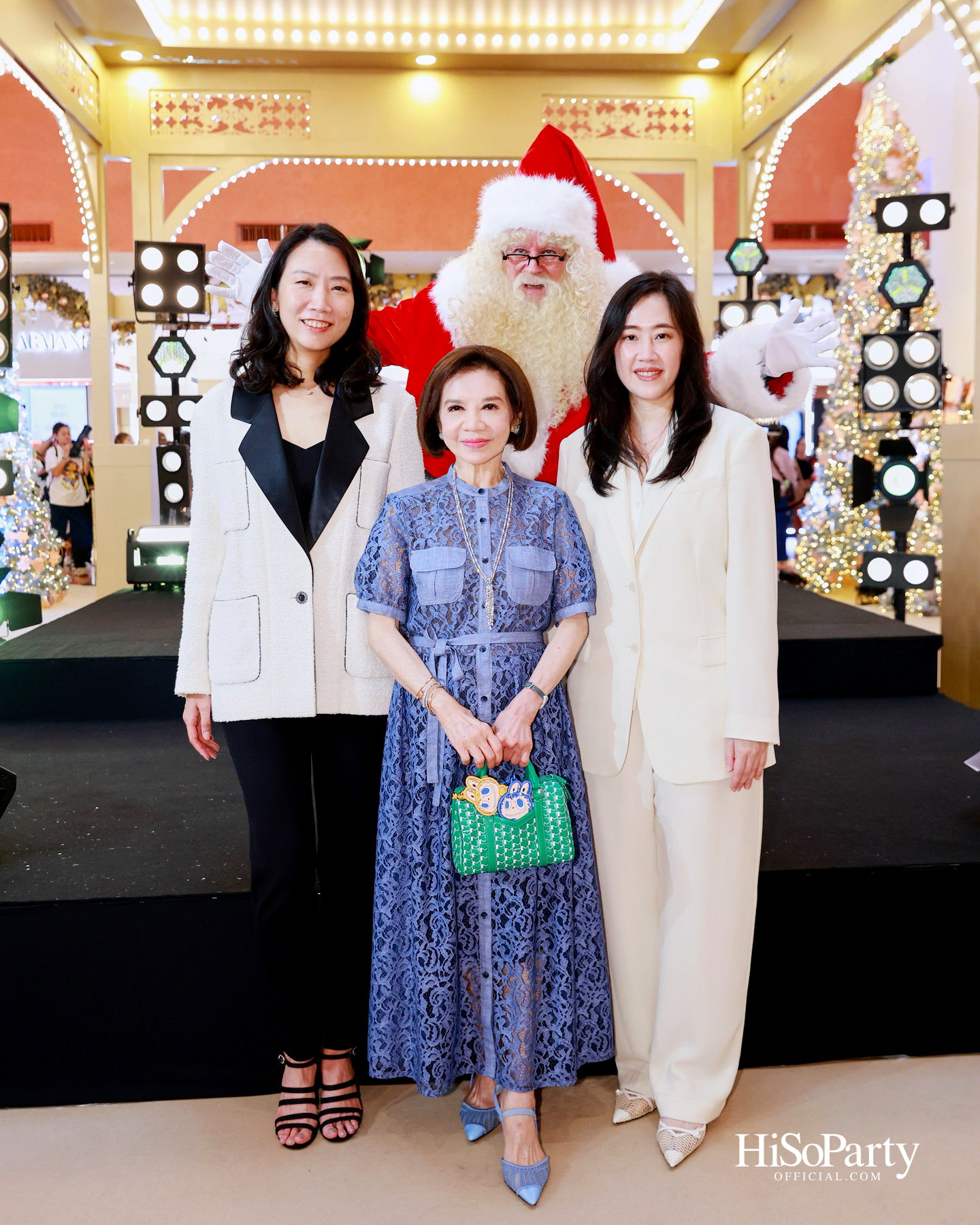 ห้างเซ็นทรัลจัดงาน ‘CHRISTMAS LIGHT UP WONDER’ เปิดไฟต้นคริสต์มาสสูงสามชั้น พร้อม ซีซี-นุนิว-แอลลี่ ร่วมงานที่เซ็นทรัลชิดลม