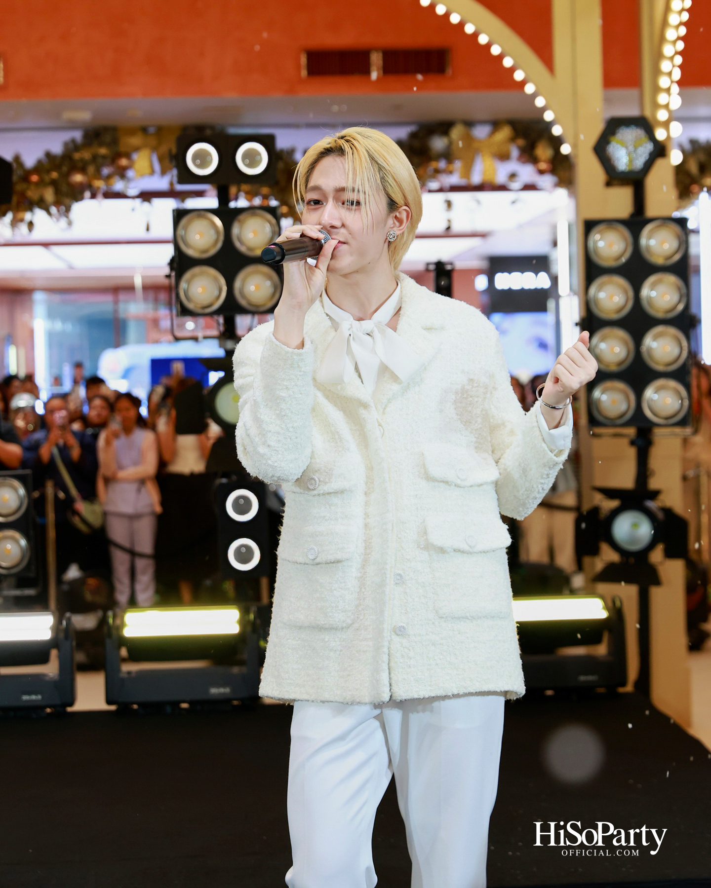 ห้างเซ็นทรัลจัดงาน ‘CHRISTMAS LIGHT UP WONDER’ เปิดไฟต้นคริสต์มาสสูงสามชั้น พร้อม ซีซี-นุนิว-แอลลี่ ร่วมงานที่เซ็นทรัลชิดลม