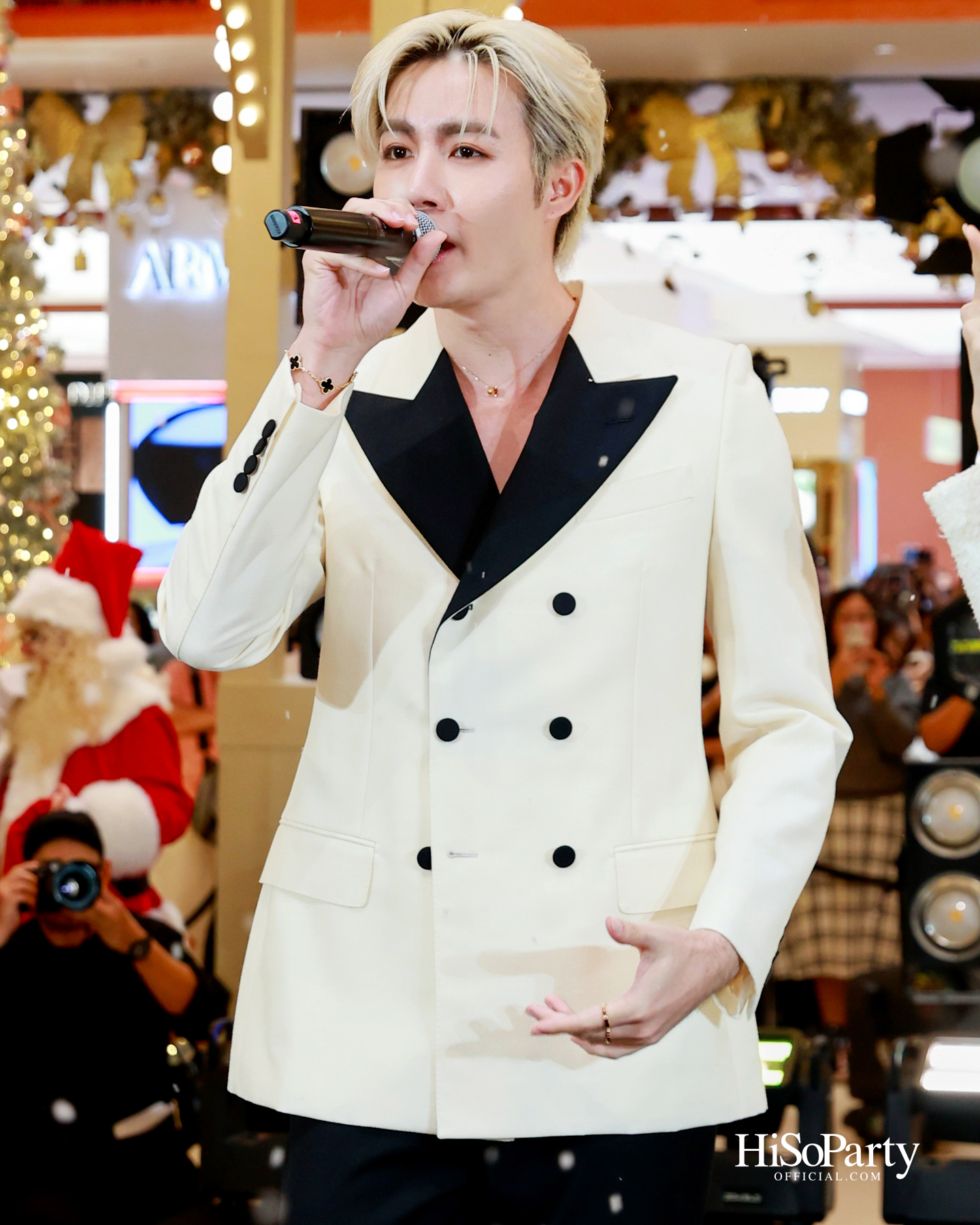 ห้างเซ็นทรัลจัดงาน ‘CHRISTMAS LIGHT UP WONDER’ เปิดไฟต้นคริสต์มาสสูงสามชั้น พร้อม ซีซี-นุนิว-แอลลี่ ร่วมงานที่เซ็นทรัลชิดลม