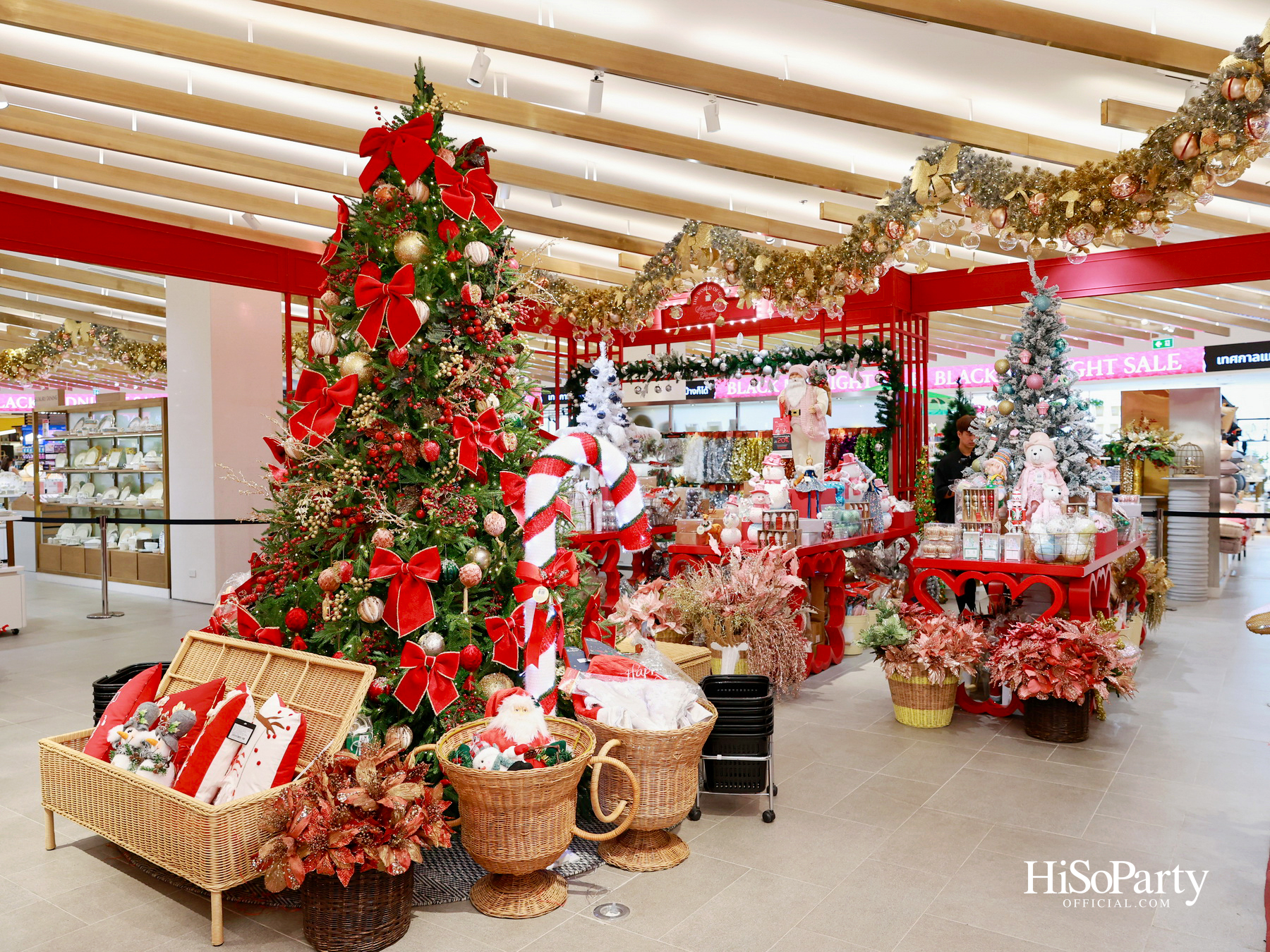 ห้างเซ็นทรัลจัดงาน ‘CHRISTMAS LIGHT UP WONDER’ เปิดไฟต้นคริสต์มาสสูงสามชั้น พร้อม ซีซี-นุนิว-แอลลี่ ร่วมงานที่เซ็นทรัลชิดลม