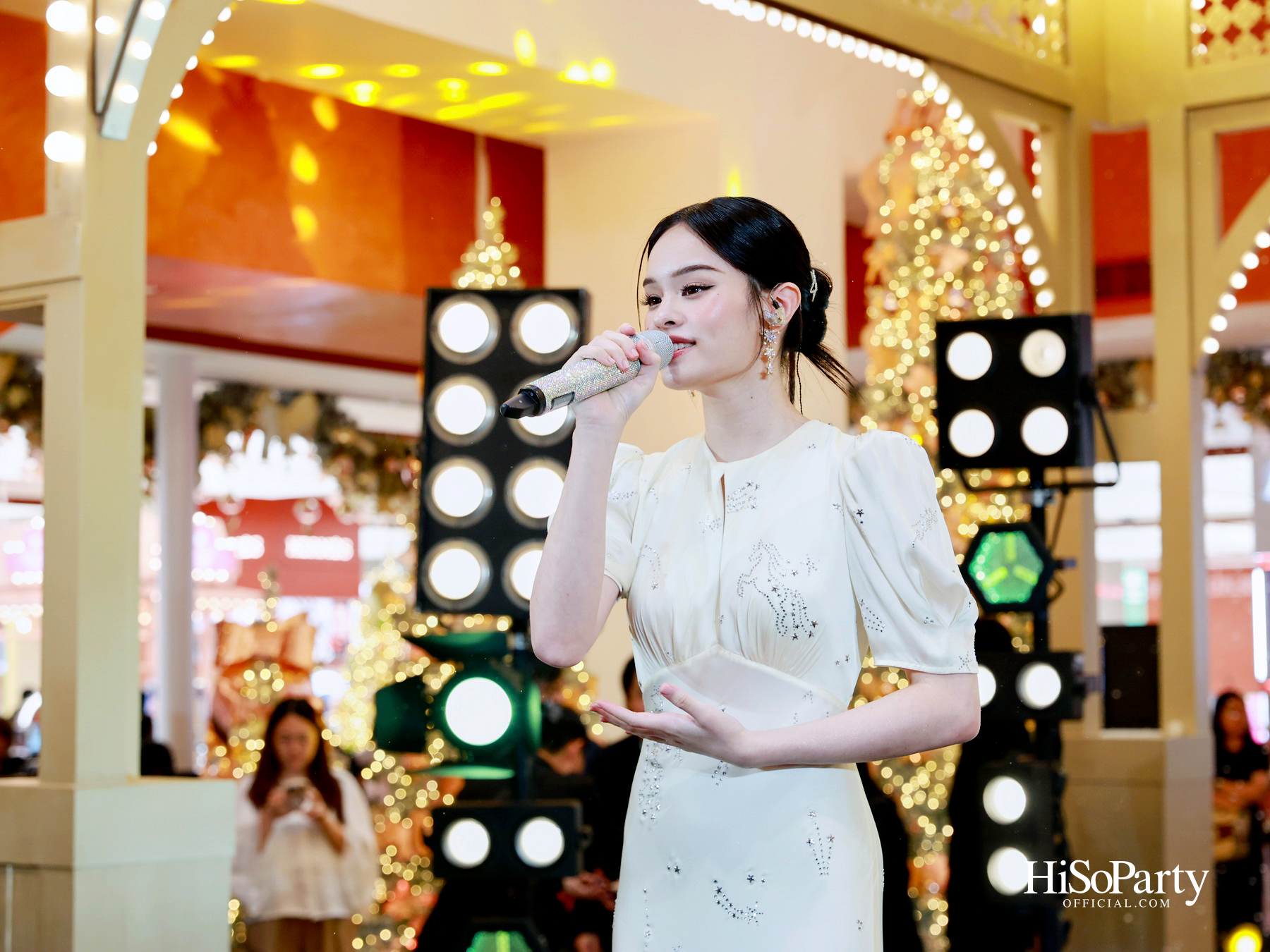 ห้างเซ็นทรัลจัดงาน ‘CHRISTMAS LIGHT UP WONDER’ เปิดไฟต้นคริสต์มาสสูงสามชั้น พร้อม ซีซี-นุนิว-แอลลี่ ร่วมงานที่เซ็นทรัลชิดลม