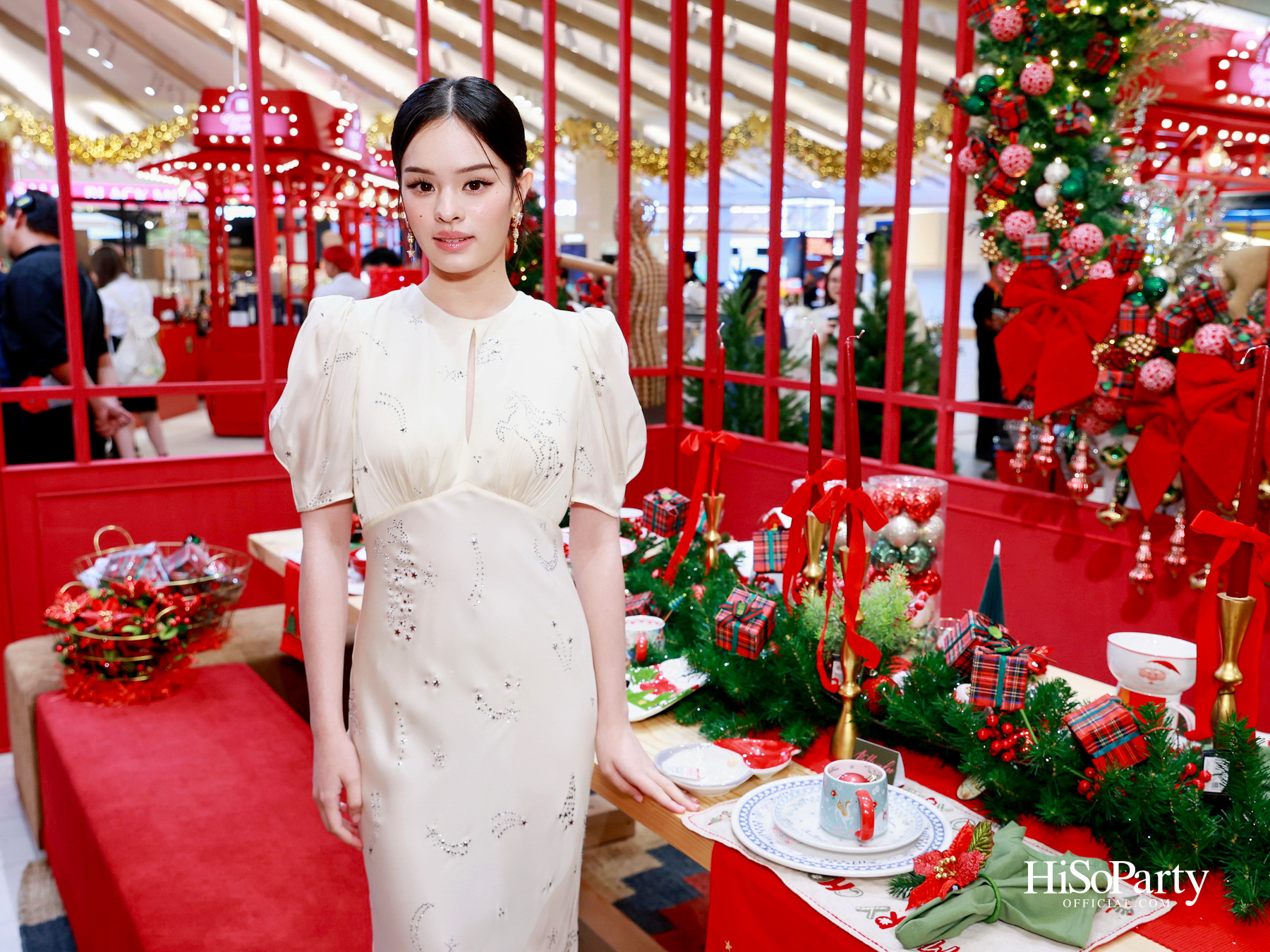 ห้างเซ็นทรัลจัดงาน ‘CHRISTMAS LIGHT UP WONDER’ เปิดไฟต้นคริสต์มาสสูงสามชั้น พร้อม ซีซี-นุนิว-แอลลี่ ร่วมงานที่เซ็นทรัลชิดลม