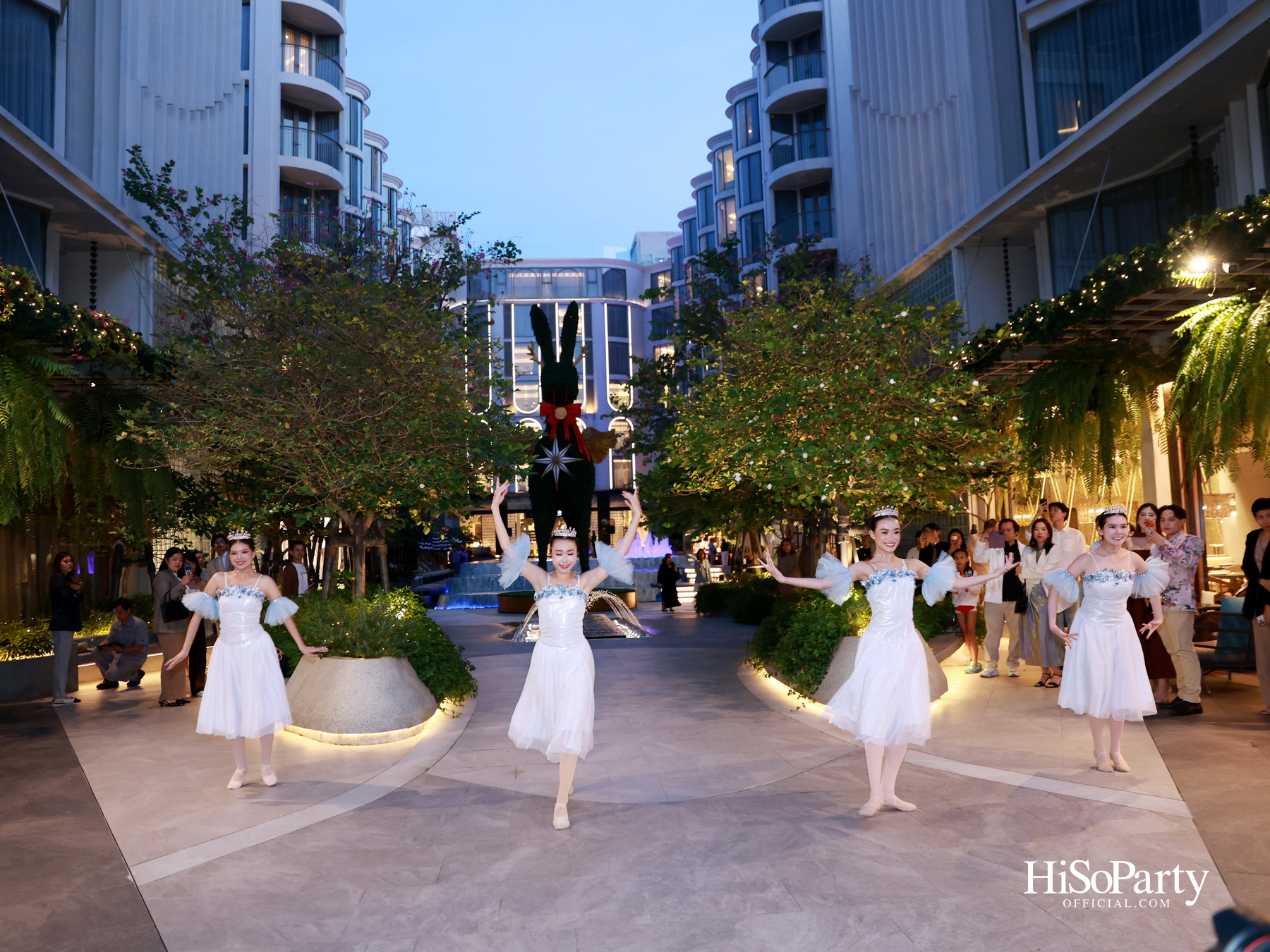 เดอะ สลิล ริเวอร์ไซด์ – กรุงเทพฯ เปิดไฟประติมากรรม ‘Angel of Dreams’ ต้อนรับเทศกาลคริสต์มาส 2025