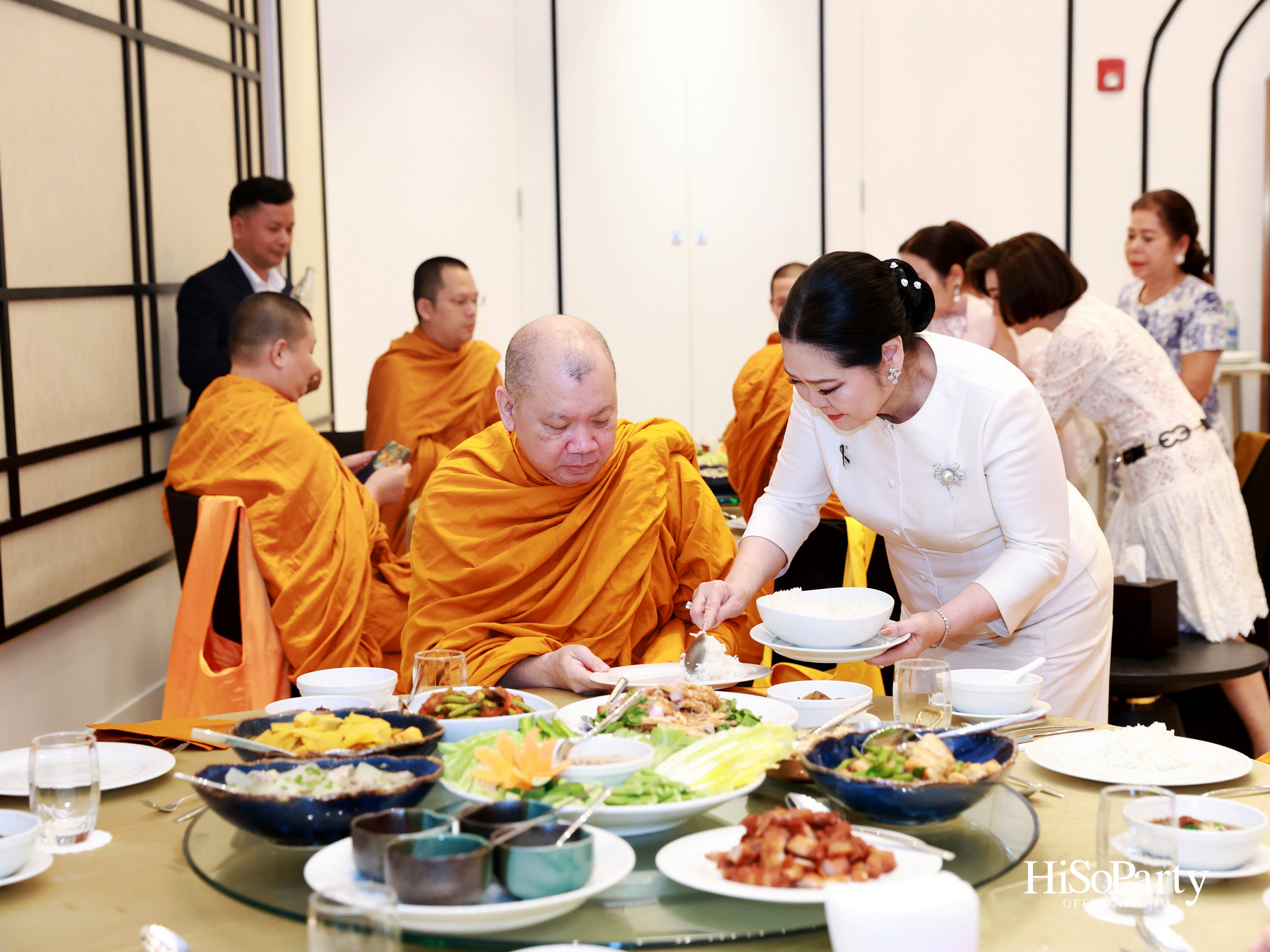 ดร.ลาลีวรรณ กาญจนจารี จัดพิธีทำบุญถวายภัตตาหารเพล เนื่องในโอกาสวันคล้ายวันเกิด ครบ 72 ปี