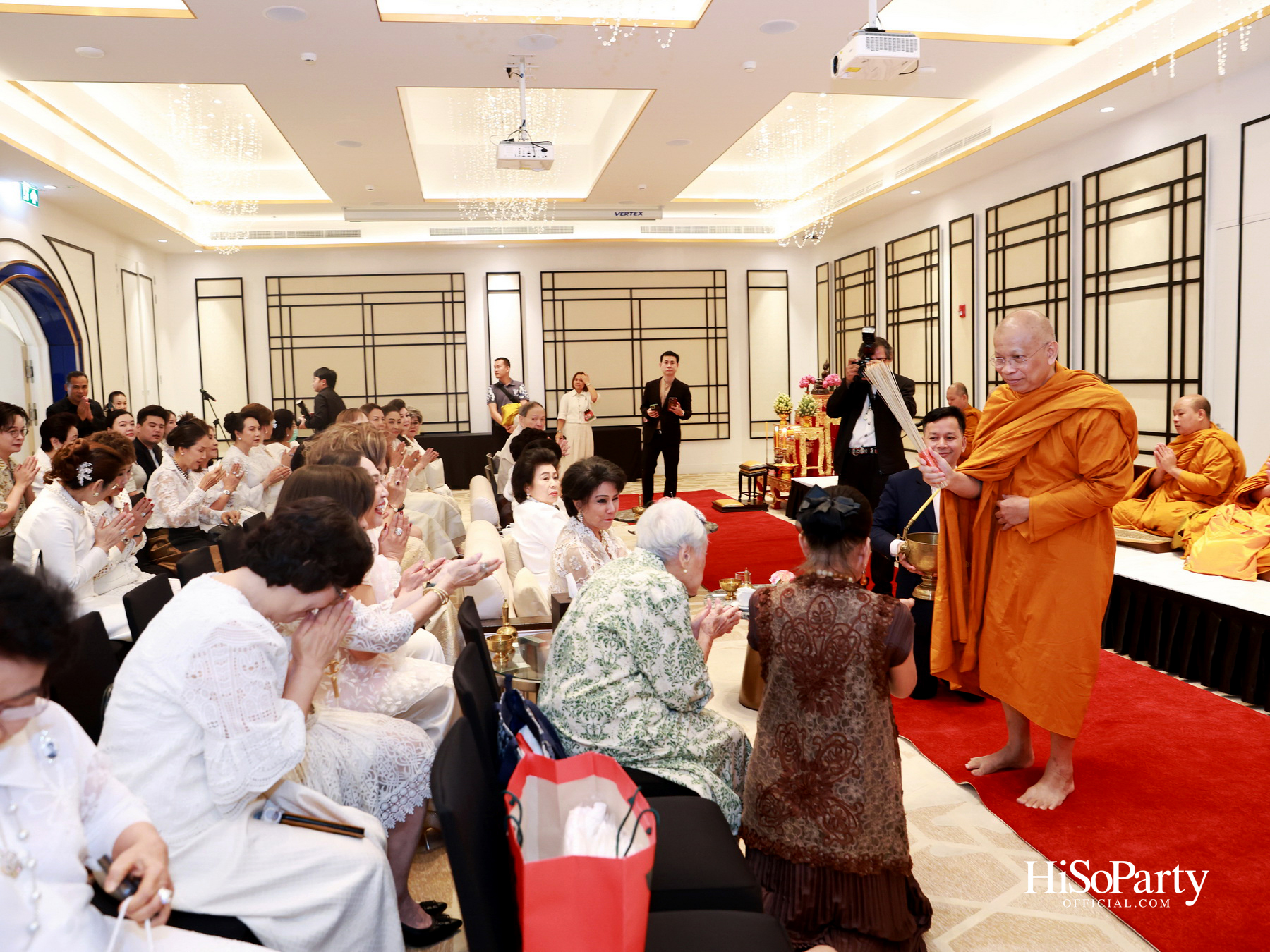 ดร.ลาลีวรรณ กาญจนจารี จัดพิธีทำบุญถวายภัตตาหารเพล เนื่องในโอกาสวันคล้ายวันเกิด ครบ 72 ปี