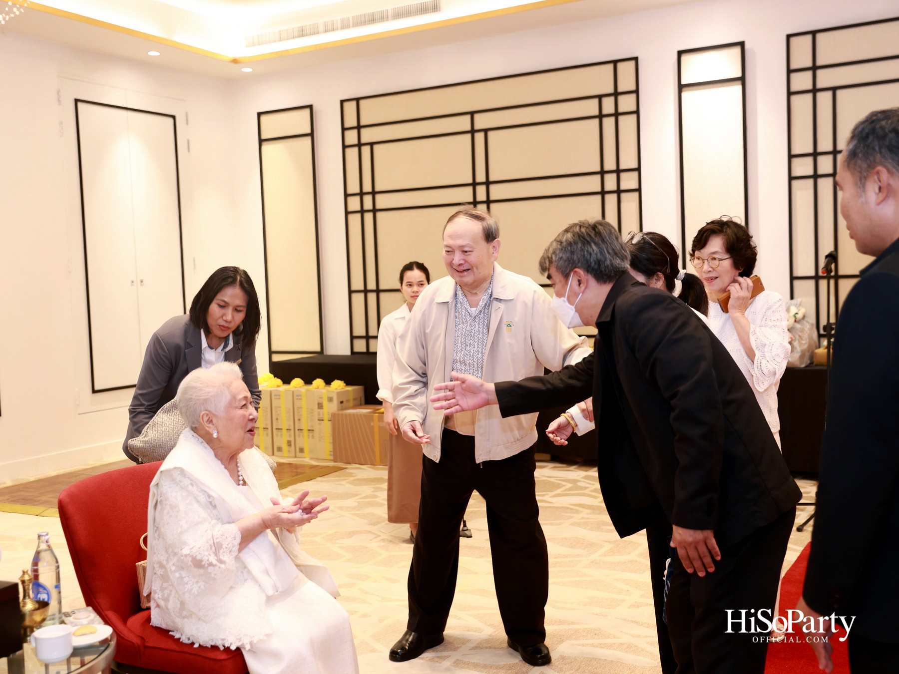 ดร.ลาลีวรรณ กาญจนจารี จัดพิธีทำบุญถวายภัตตาหารเพล เนื่องในโอกาสวันคล้ายวันเกิด ครบ 72 ปี