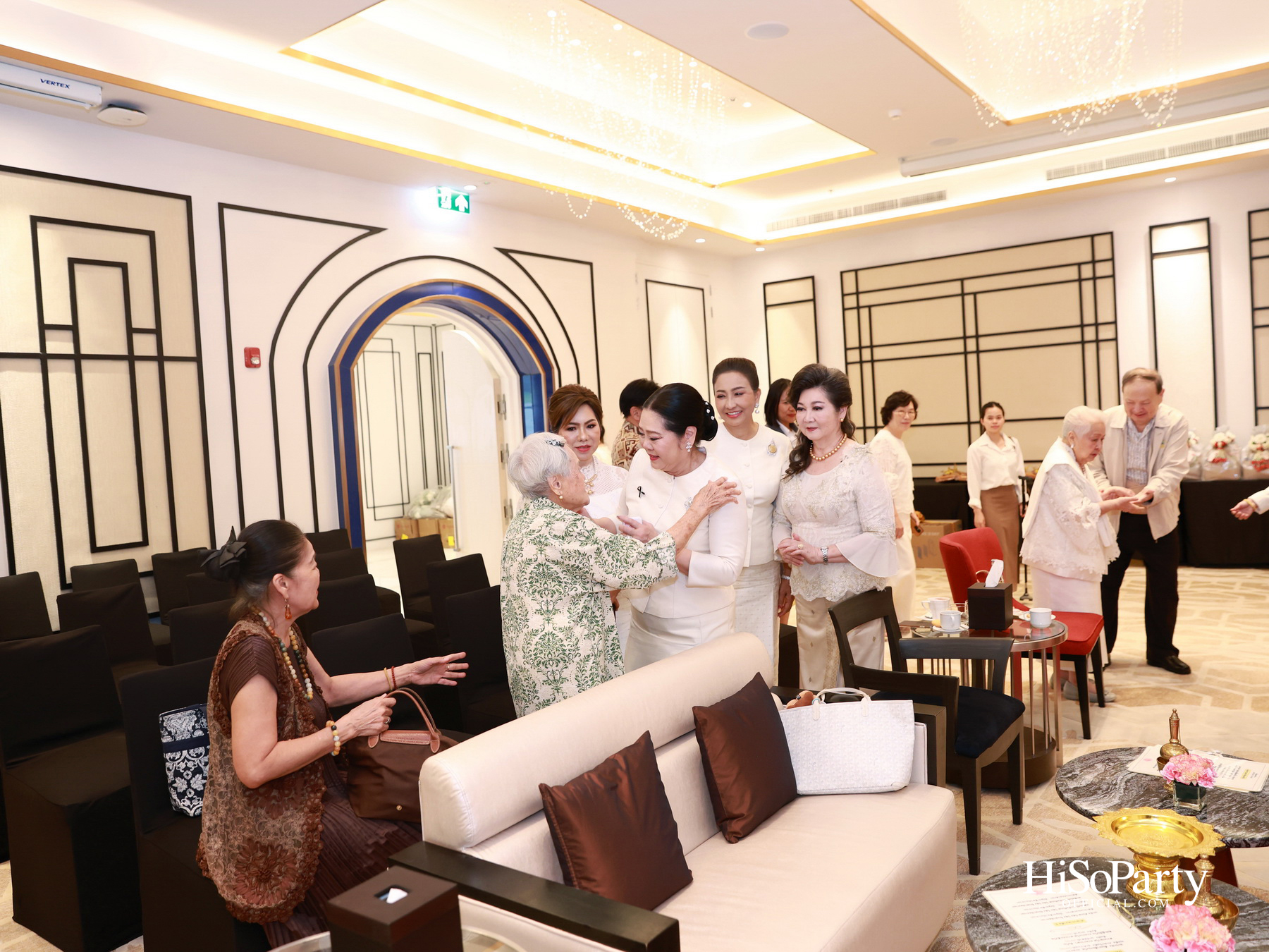 ดร.ลาลีวรรณ กาญจนจารี จัดพิธีทำบุญถวายภัตตาหารเพล เนื่องในโอกาสวันคล้ายวันเกิด ครบ 72 ปี