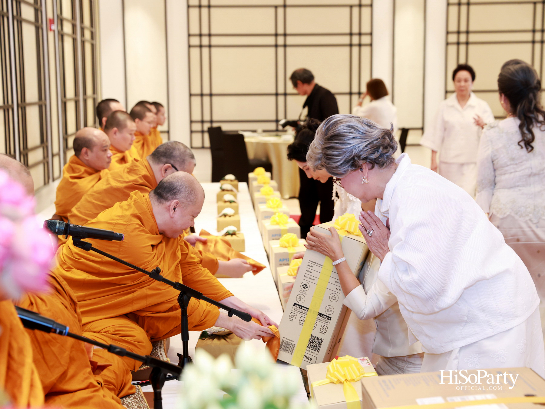 ดร.ลาลีวรรณ กาญจนจารี จัดพิธีทำบุญถวายภัตตาหารเพล เนื่องในโอกาสวันคล้ายวันเกิด ครบ 72 ปี