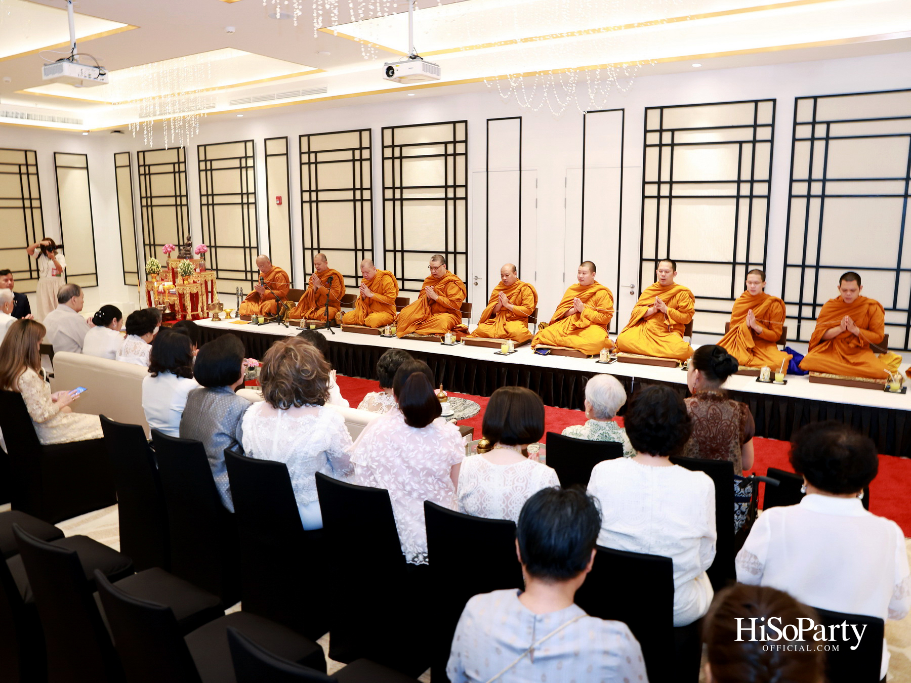 ดร.ลาลีวรรณ กาญจนจารี จัดพิธีทำบุญถวายภัตตาหารเพล เนื่องในโอกาสวันคล้ายวันเกิด ครบ 72 ปี