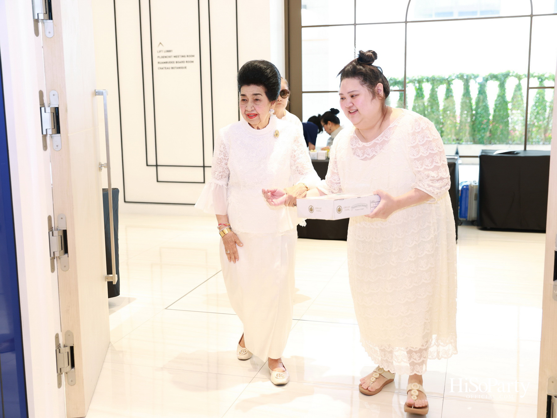 ดร.ลาลีวรรณ กาญจนจารี จัดพิธีทำบุญถวายภัตตาหารเพล เนื่องในโอกาสวันคล้ายวันเกิด ครบ 72 ปี