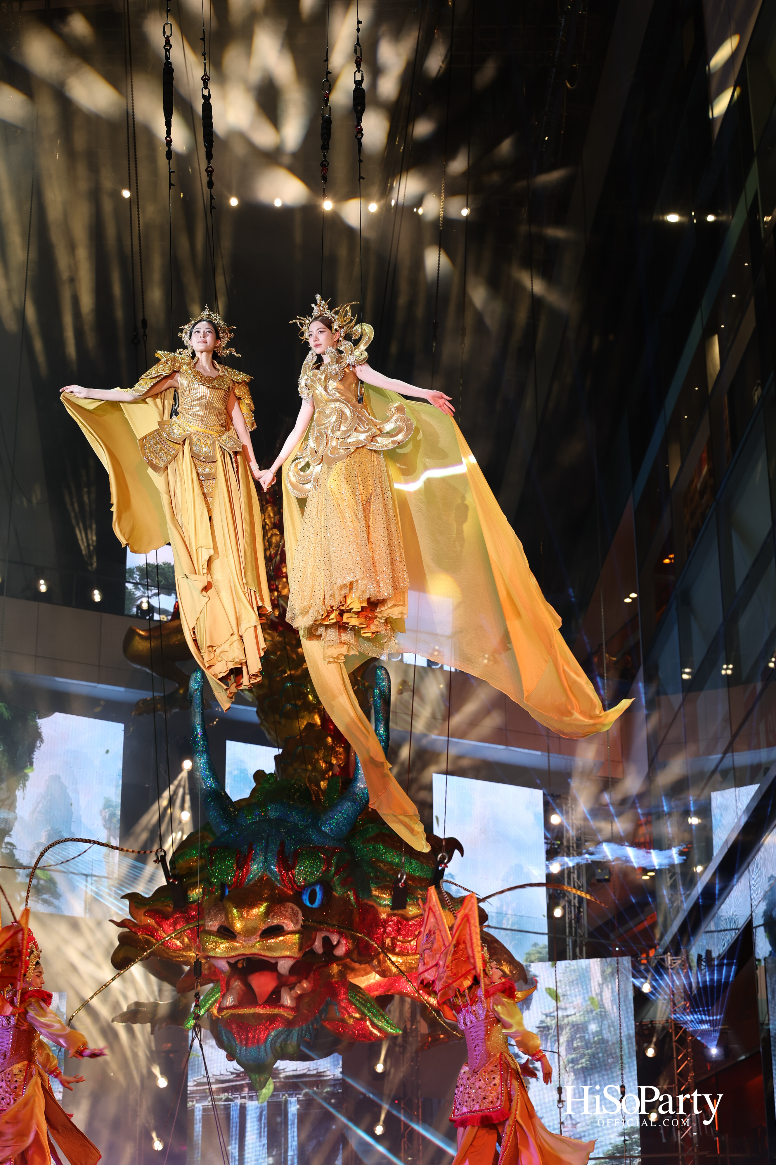 เอ็ม ดิสทริค ฉลองตรุษจีนปีมะเมีย เปิด ‘จักรพรรดิเทพมังกรสวรรค์’ 40 เมตร พร้อมโชว์สุดอลังการจาก หลิง-ออม