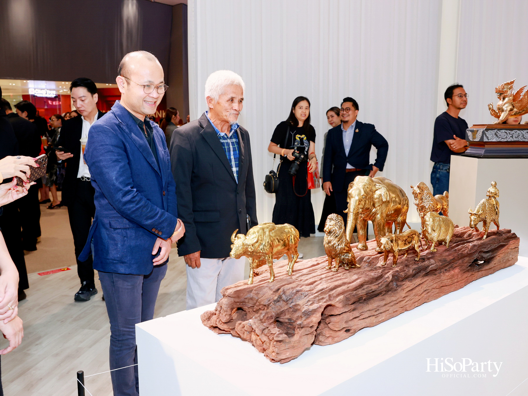 สยามพารากอน จัดนิทรรศการ ‘น้อมรำลึกในพระมหากรุณาธิคุณ แห่งสมเด็จพระบรมราชชนนีพันปีหลวง’ พร้อมเปิด Art Jewel ชั้น 5