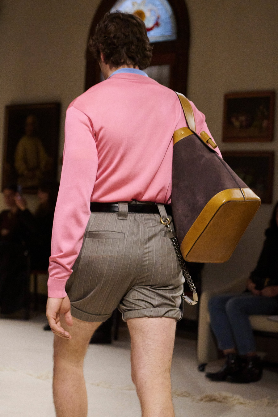 ‘THE PIVOT’ กระเป๋าใบใหม่จาก Versace ที่สะท้อนสัมผัสอ่อนโยนและพลังอันเย้ายวน