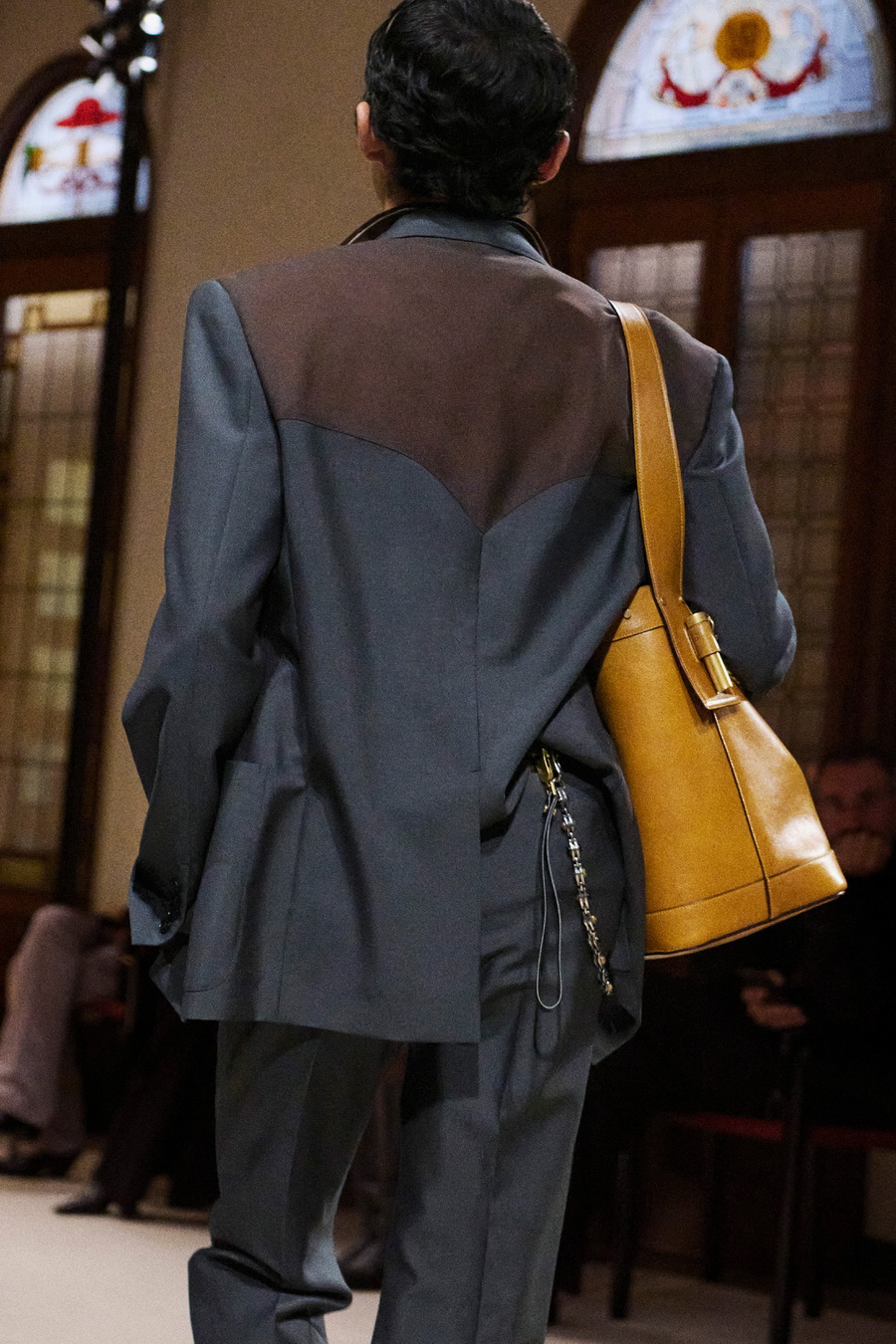 ‘THE PIVOT’ กระเป๋าใบใหม่จาก Versace ที่สะท้อนสัมผัสอ่อนโยนและพลังอันเย้ายวน