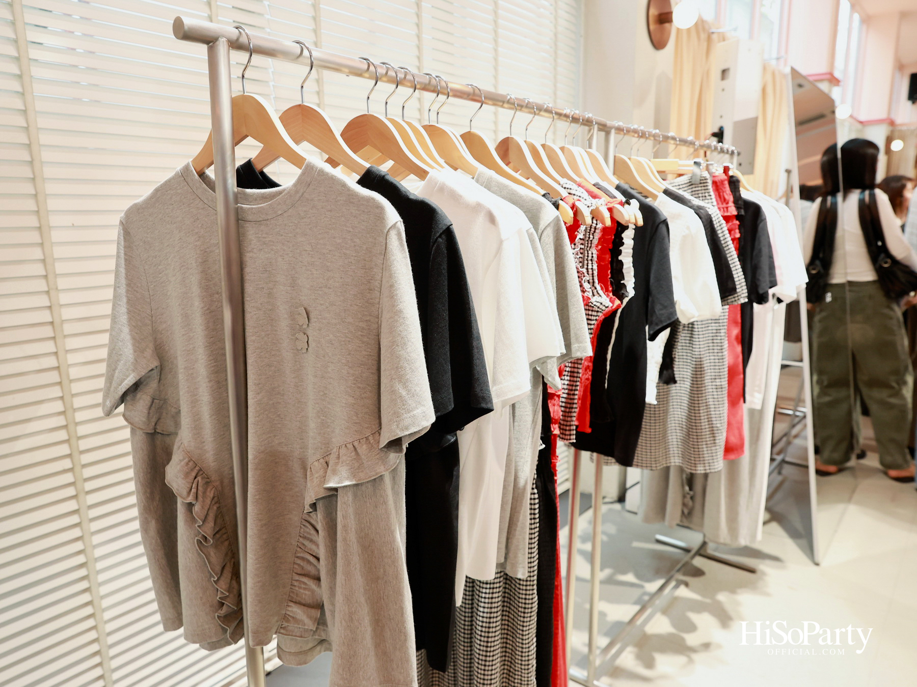 UNIQLO เปิดตัวคอลเลกชันร่วมกับ Cecilie Bahnsen ครั้งแรก ถ่ายทอดเสน่ห์แห่ง LifeWear ภายใต้คอนเซปต์ ‘Shapes of Poetry’