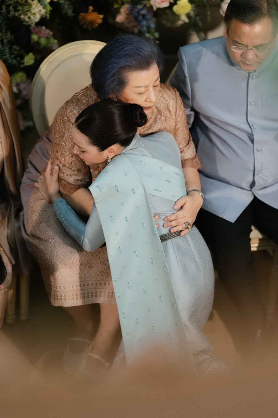 คุณหยดน้ำ–นัดดาภรณ์ นิวาตวงศ์ และ คุณชินยะ วงษ์เจริญสิน เข้าพิธีหมั้นและรดน้ำสังข์ ท่ามกลางบรรยากาศอบอุ่น ณ แมนดาริน โอเรียนเต็ล กรุงเทพฯ