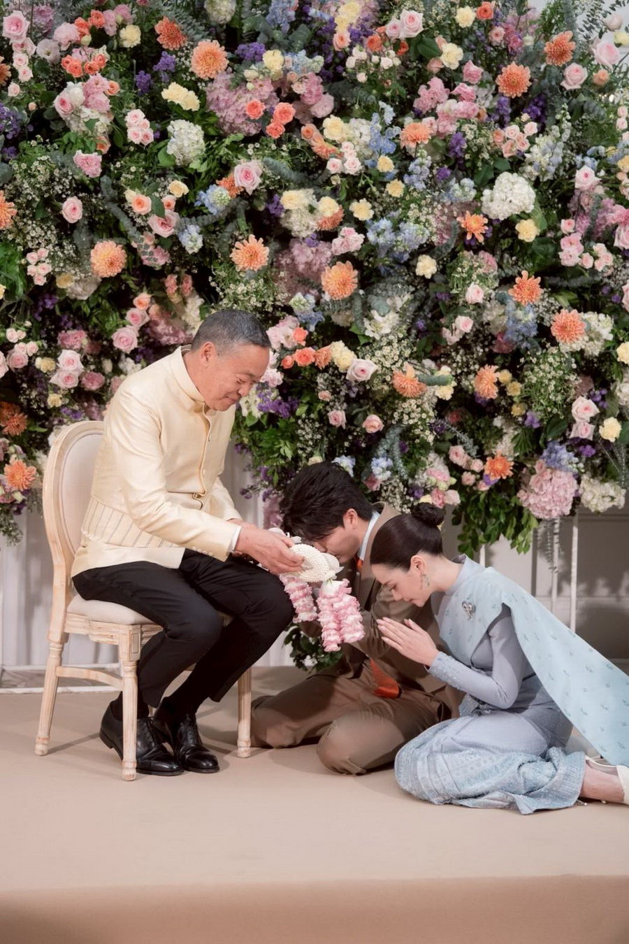 คุณหยดน้ำ–นัดดาภรณ์ นิวาตวงศ์ และ คุณชินยะ วงษ์เจริญสิน เข้าพิธีหมั้นและรดน้ำสังข์ ท่ามกลางบรรยากาศอบอุ่น ณ แมนดาริน โอเรียนเต็ล กรุงเทพฯ