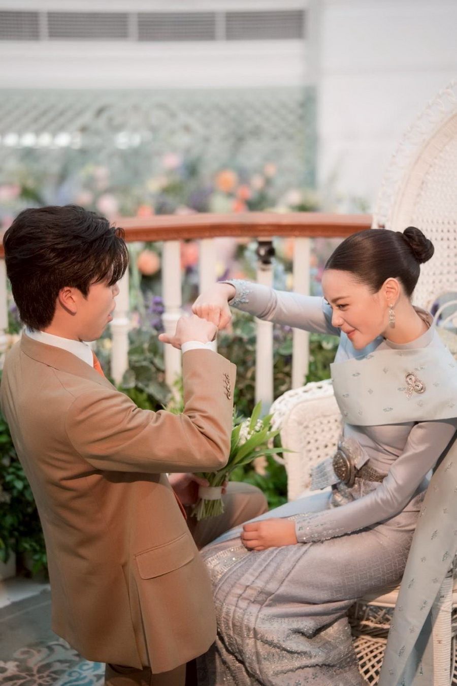 คุณหยดน้ำ–นัดดาภรณ์ นิวาตวงศ์ และ คุณชินยะ วงษ์เจริญสิน เข้าพิธีหมั้นและรดน้ำสังข์ ท่ามกลางบรรยากาศอบอุ่น ณ แมนดาริน โอเรียนเต็ล กรุงเทพฯ