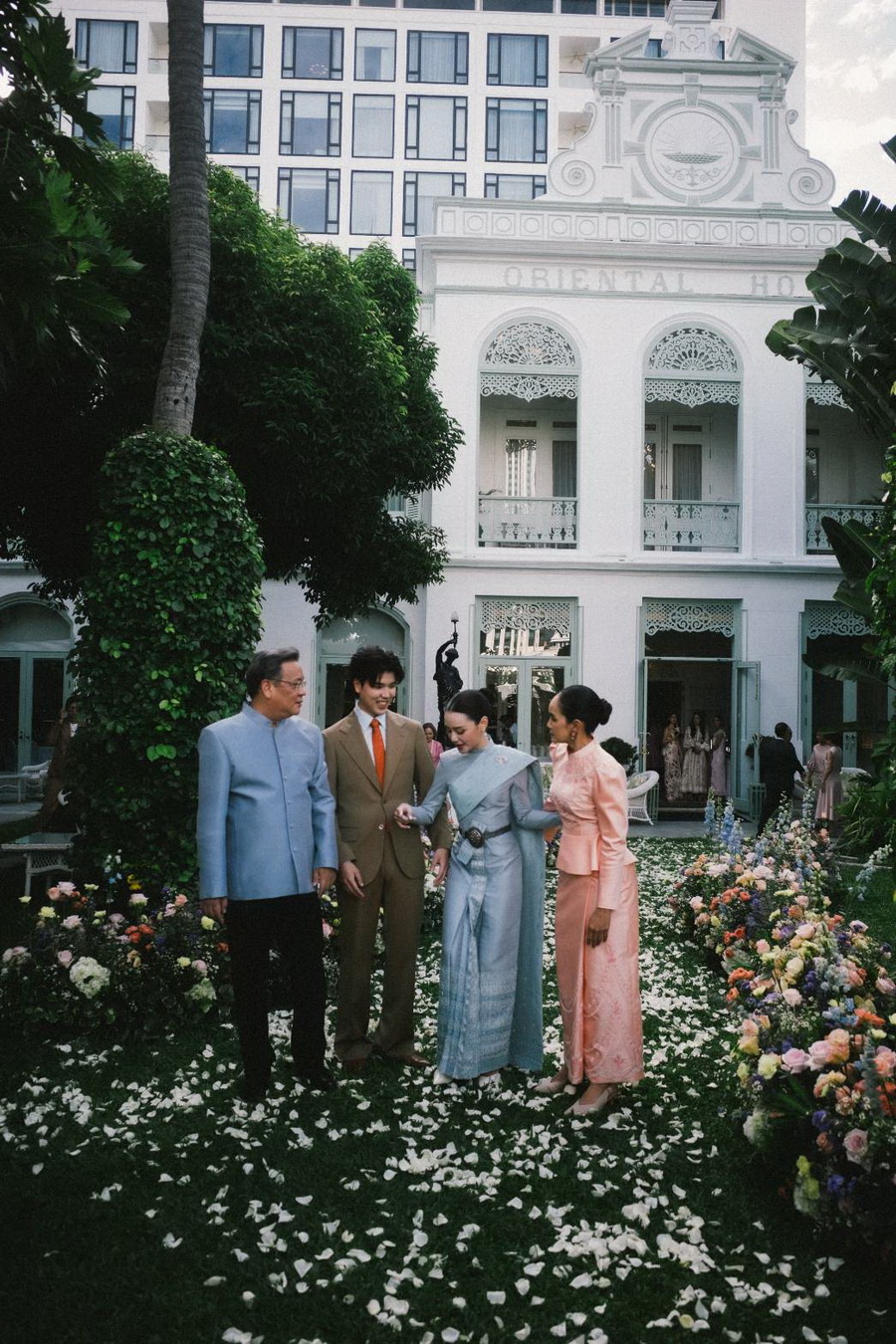 คุณหยดน้ำ–นัดดาภรณ์ นิวาตวงศ์ และ คุณชินยะ วงษ์เจริญสิน เข้าพิธีหมั้นและรดน้ำสังข์ ท่ามกลางบรรยากาศอบอุ่น ณ แมนดาริน โอเรียนเต็ล กรุงเทพฯ